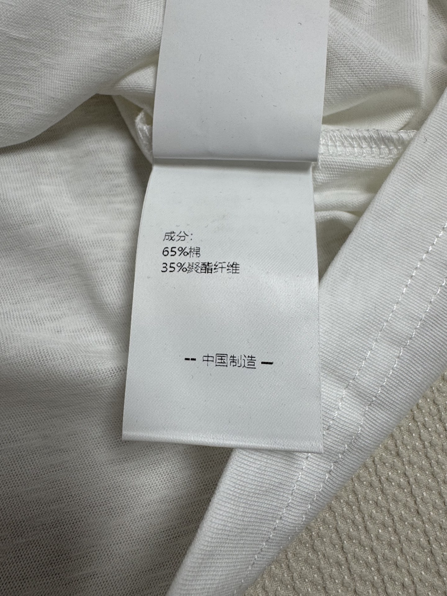 🌈🌈🌈手绘素描米奇：把童年童趣穿上身吧，手绘的素描米奇图案笔触生动，线条随性又俏皮，外围不规则的米粒刺绣