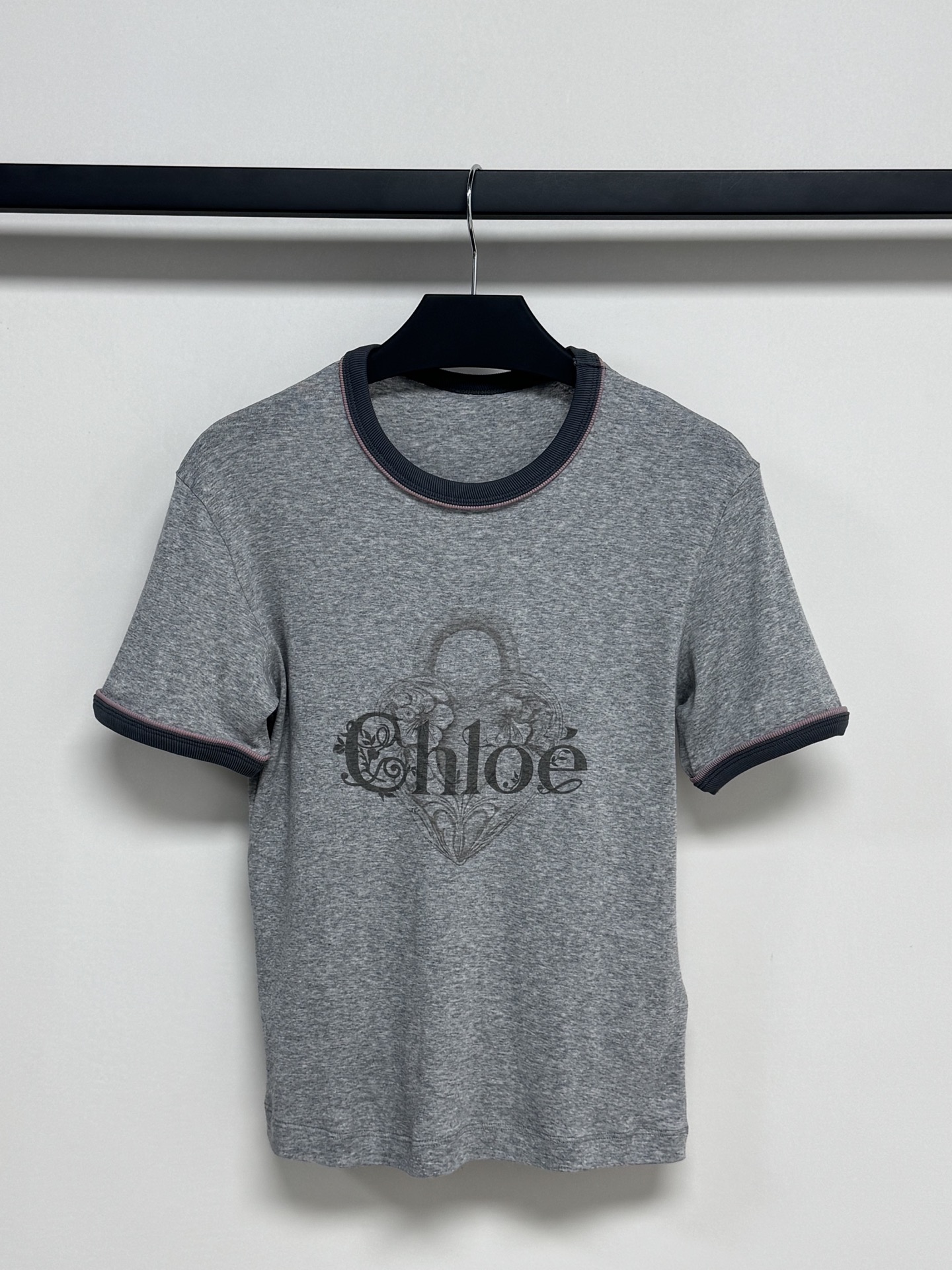 Chloé🆕 正肩短袖T恤，柔软棉质面料，透气舒适，夏天穿超合适！灰色主色+深色撞色领口袖口，简约又有细