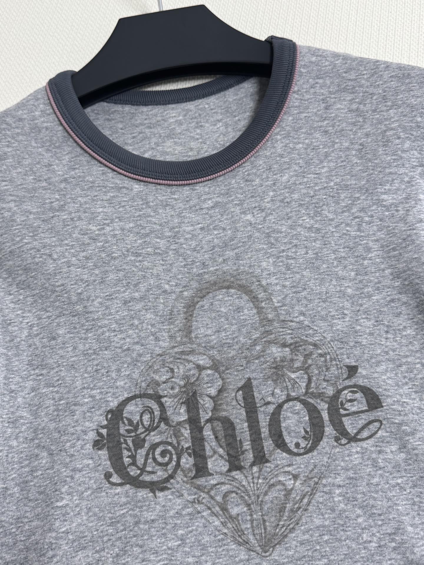 Chloé🆕 正肩短袖T恤，柔软棉质面料，透气舒适，夏天穿超合适！灰色主色+深色撞色领口袖口，简约又有细