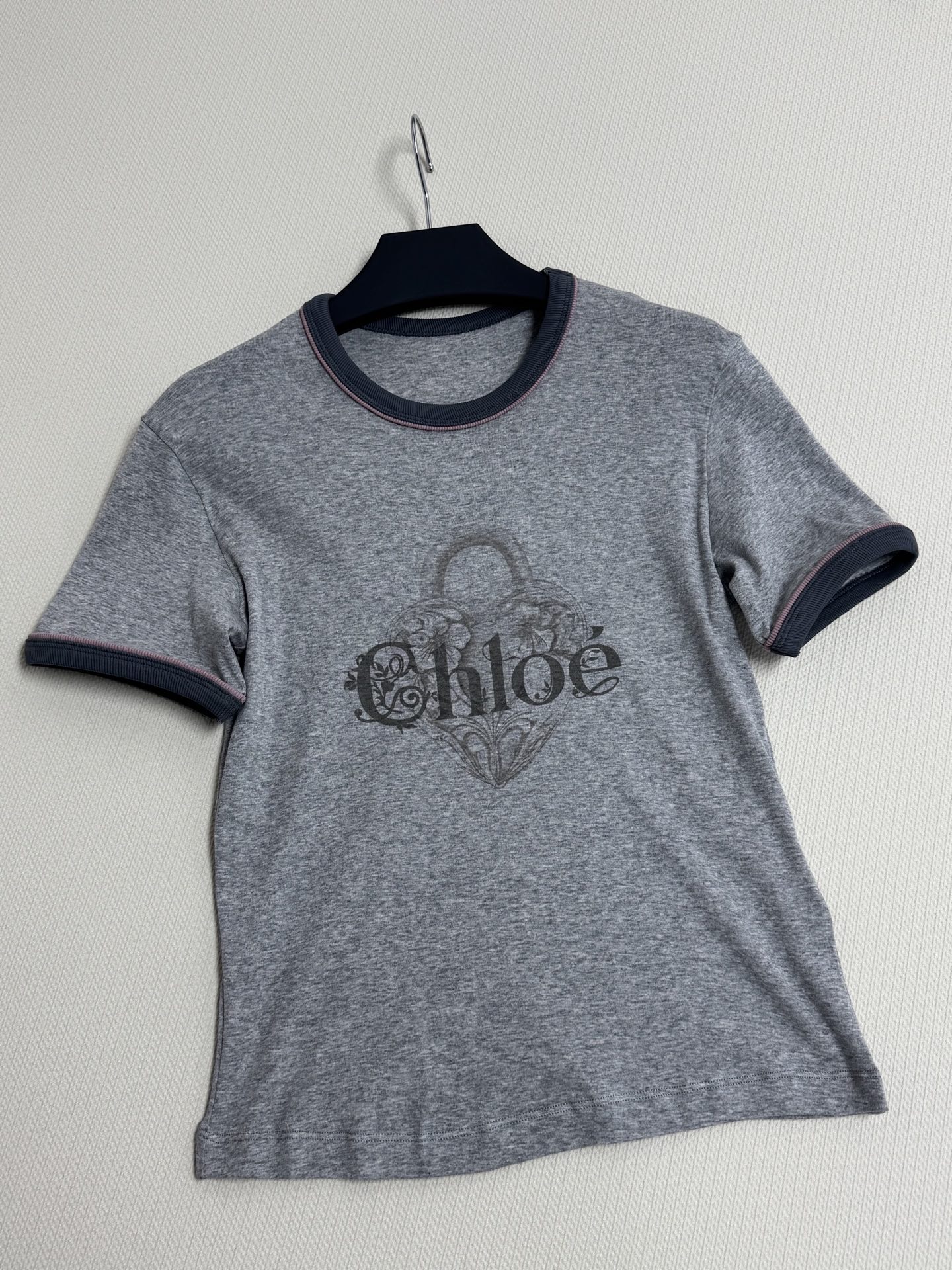 Chloé🆕 正肩短袖T恤，柔软棉质面料，透气舒适，夏天穿超合适！灰色主色+深色撞色领口袖口，简约又有细