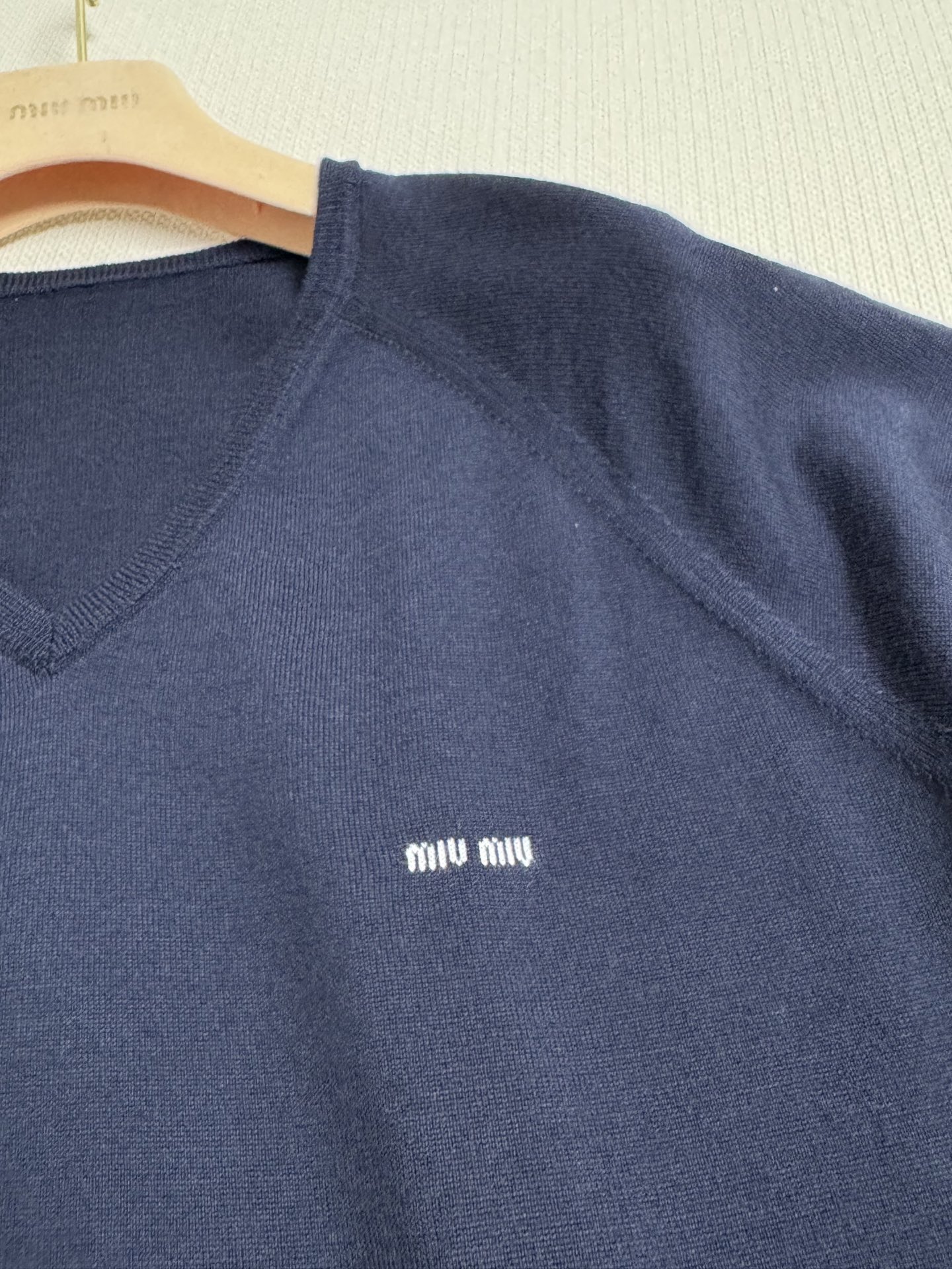 miumi*🆕V领短袖，100%进口绵羊毛，柔软亲肤又透气，穿着超舒适！圆领+正肩剪裁，简约大方，胸前白