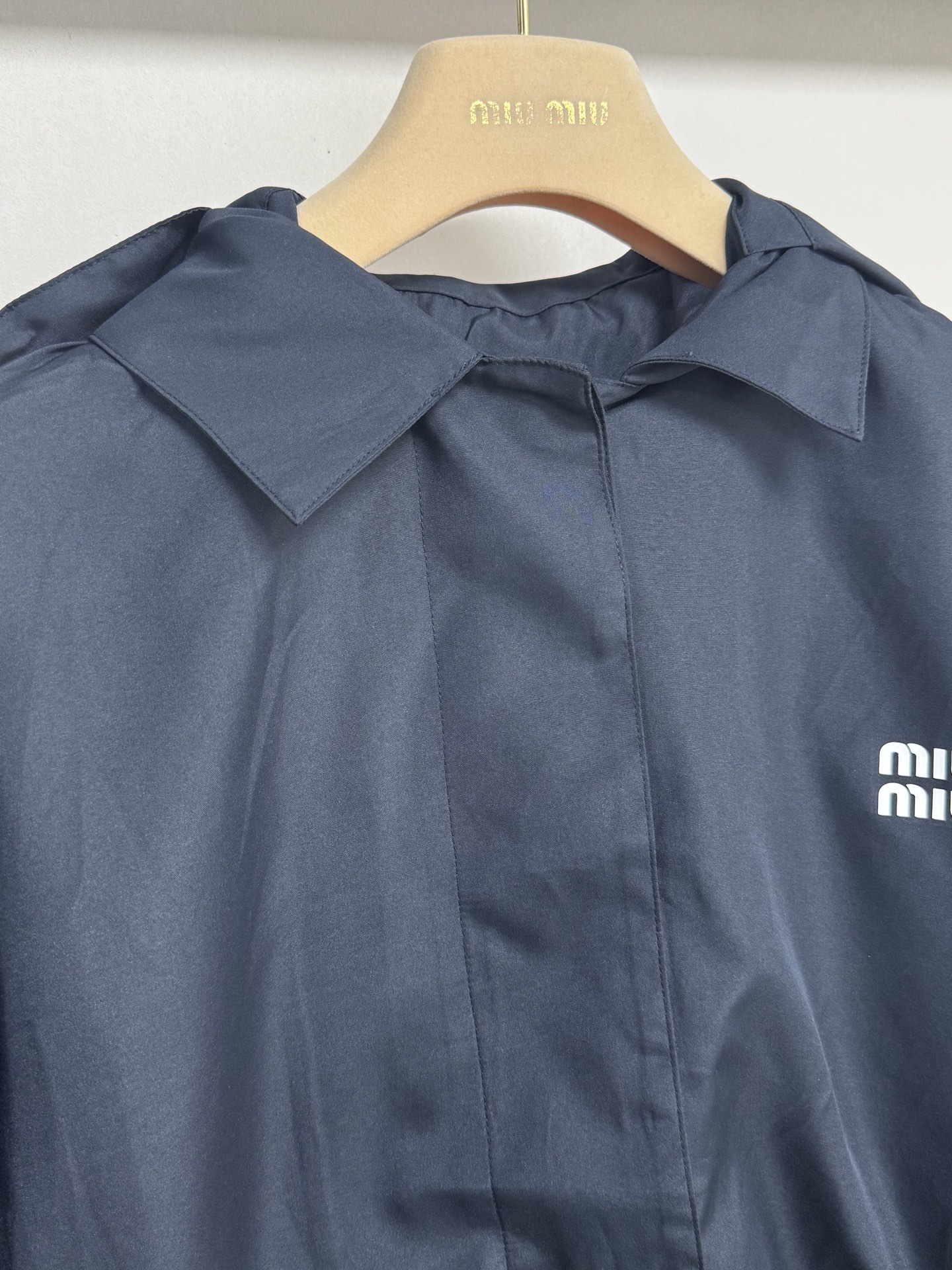 miumi*🆕26早春新款 字母连帽长款风衣，可甜可盐百搭不挑人上身美的不要不要的!定制面料轻盈舒适透气