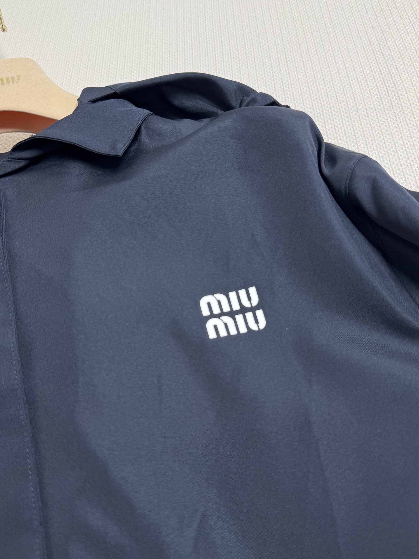 miumi*🆕26早春新款 字母连帽长款风衣，可甜可盐百搭不挑人上身美的不要不要的!定制面料轻盈舒适透气