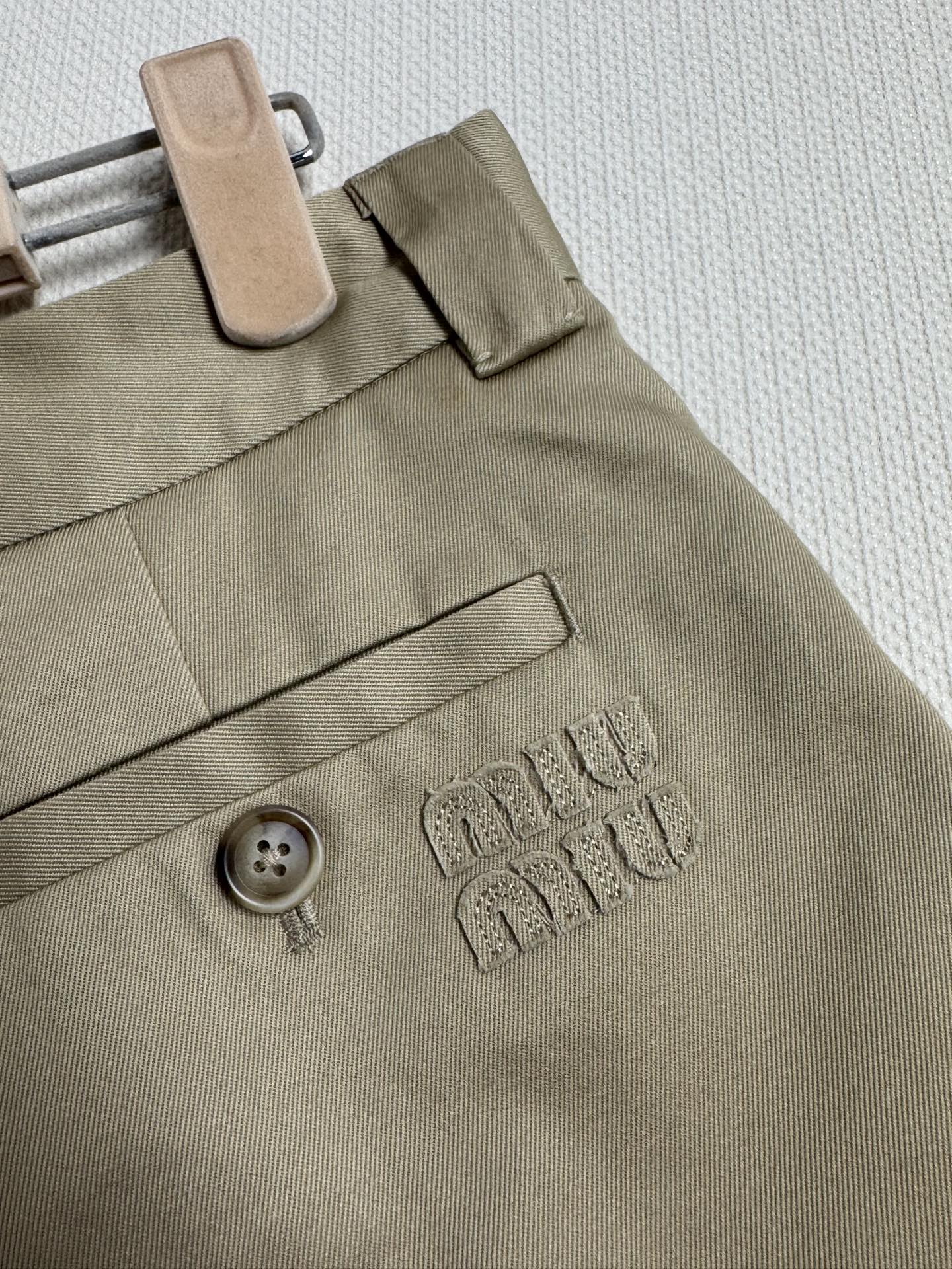 Miu* 26Ss早春新款 卡其色迷你半裙丨⚠独家yb开发！顶级高版出品！以撞色毛边设计重塑学院风。蓝白