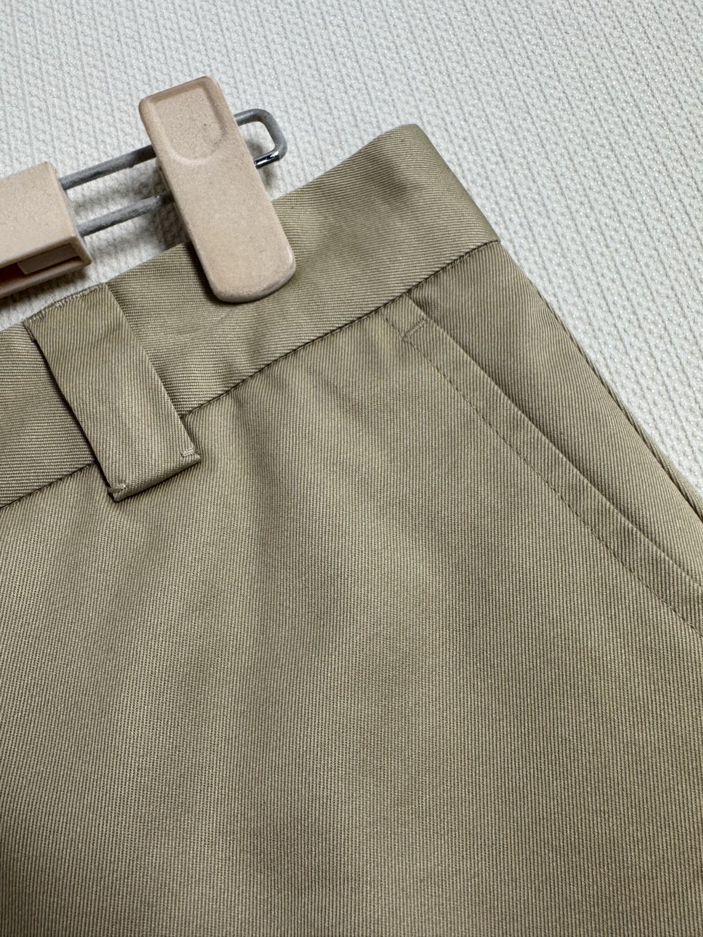 Miu* 26Ss早春新款 卡其色迷你半裙丨⚠独家yb开发！顶级高版出品！以撞色毛边设计重塑学院风。蓝白