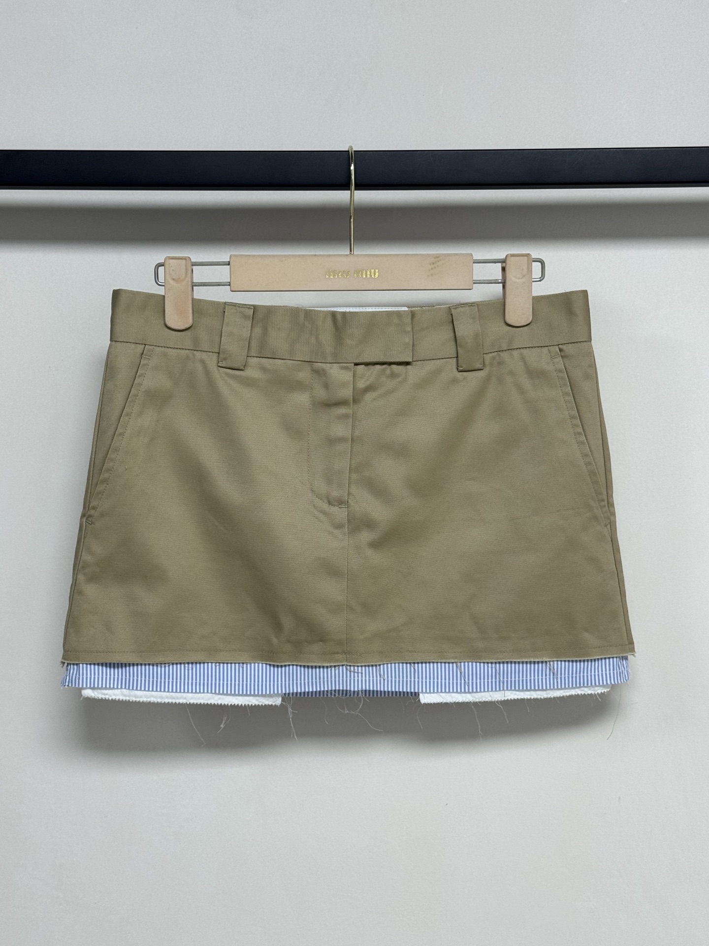 Miu* 26Ss早春新款 卡其色迷你半裙丨⚠独家yb开发！顶级高版出品！以撞色毛边设计重塑学院风。蓝白