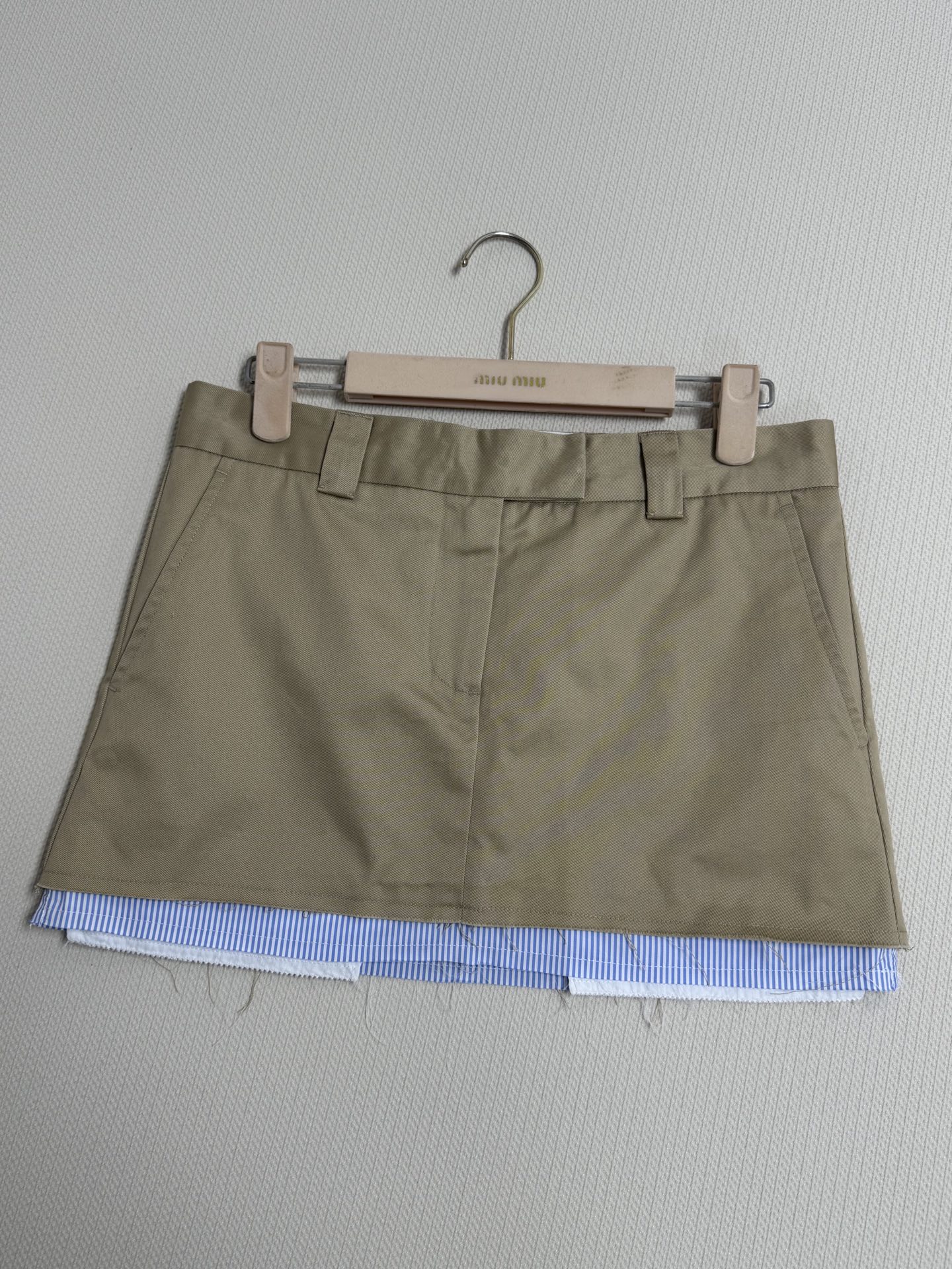 Miu* 26Ss早春新款 卡其色迷你半裙丨⚠独家yb开发！顶级高版出品！以撞色毛边设计重塑学院风。蓝白