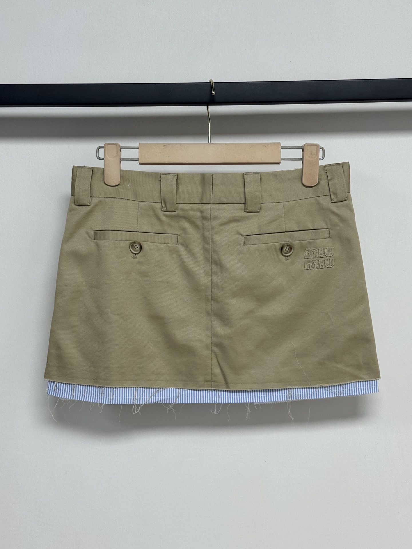 Miu* 26Ss早春新款 卡其色迷你半裙丨⚠独家yb开发！顶级高版出品！以撞色毛边设计重塑学院风。蓝白