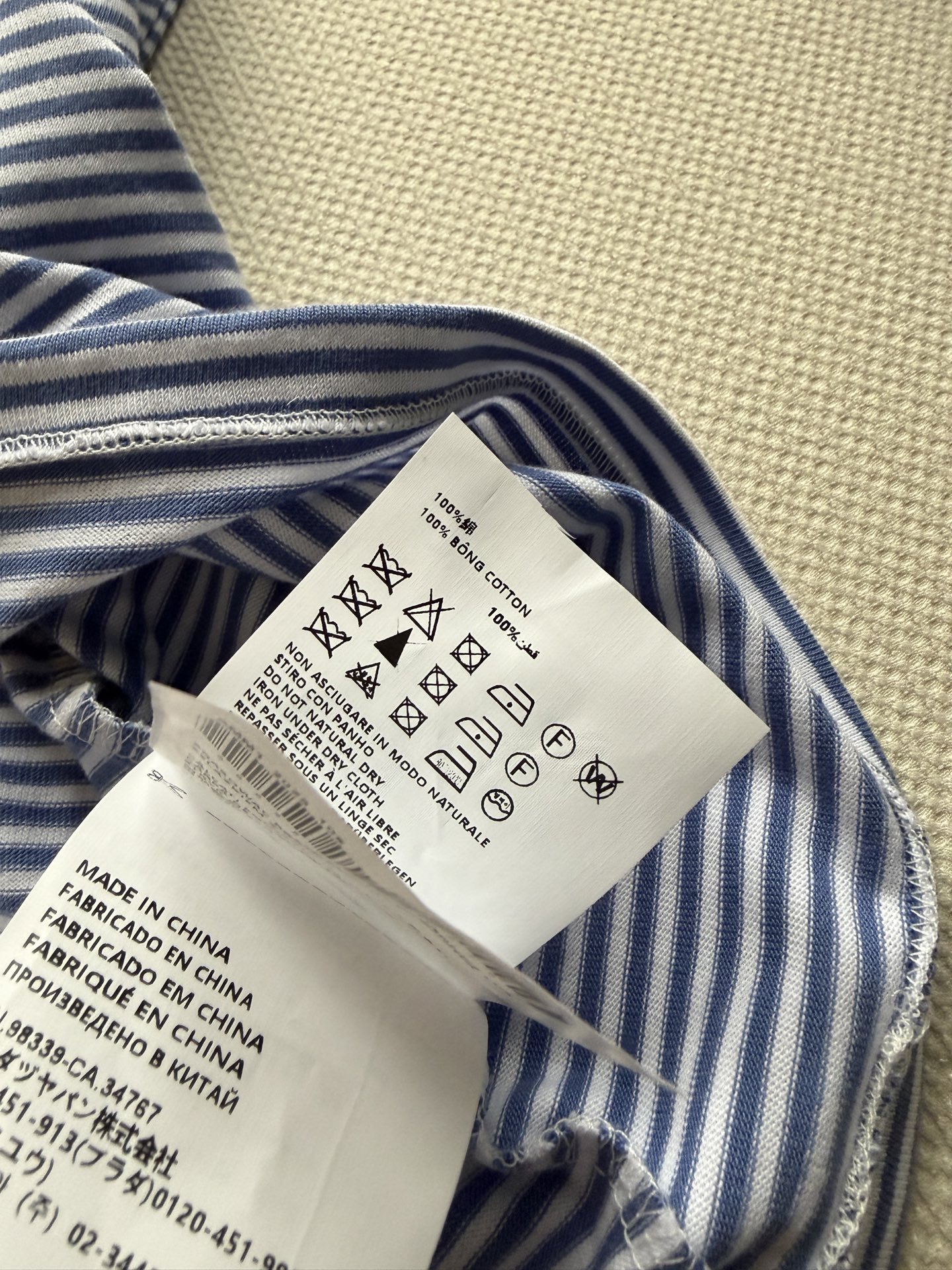 Prad*🆕26新款条纹撞色边背心，面料为100%棉，亲肤透气且带有细腻肌理，领口与肩带处的浅蓝罗纹撞边