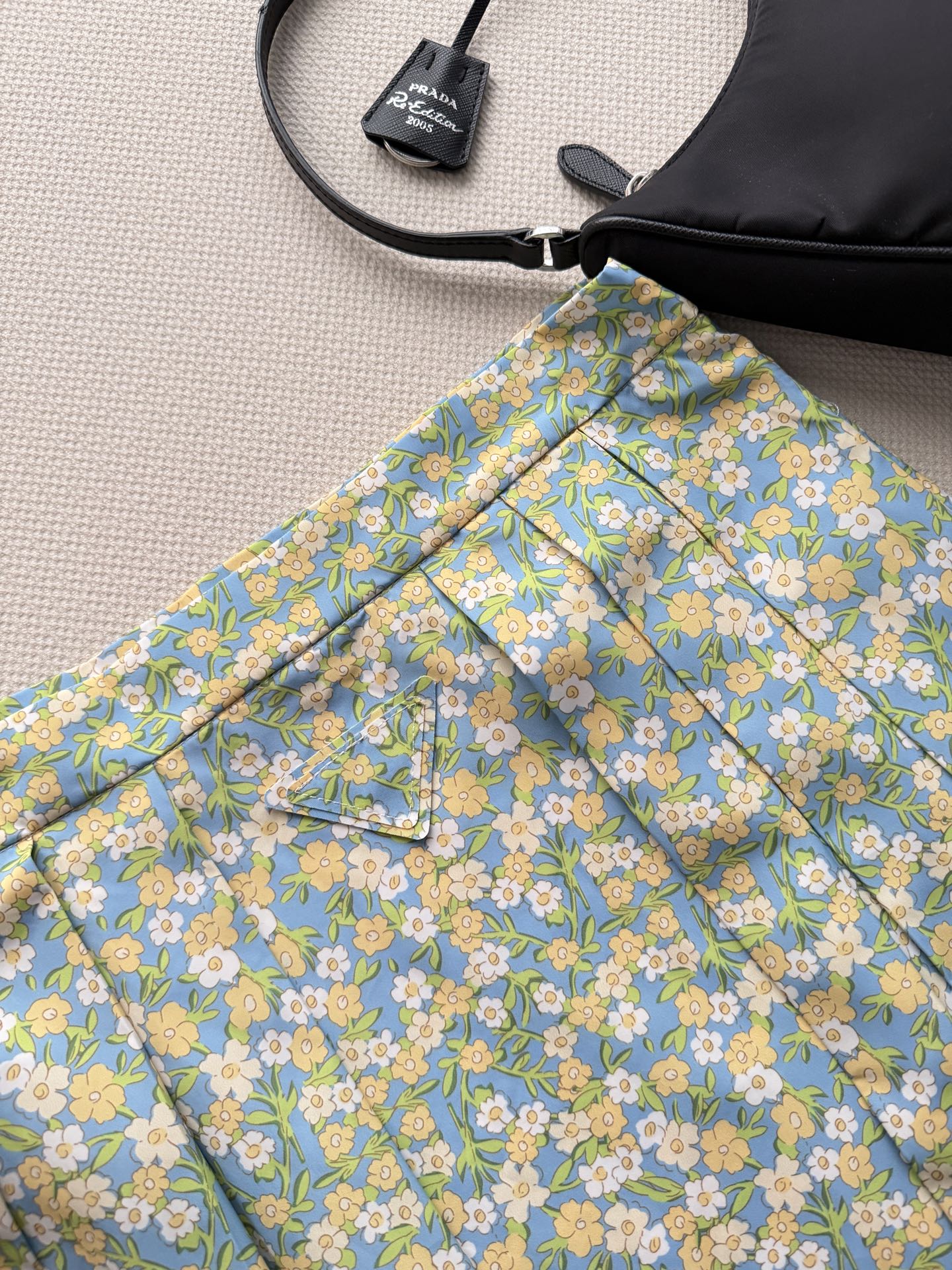 Prad*🆕蓝底碎花百褶裙，清新蓝底配小碎花，春日氛围感满满！轻盈面料+百褶设计，灵动飘逸，走路裙摆超有