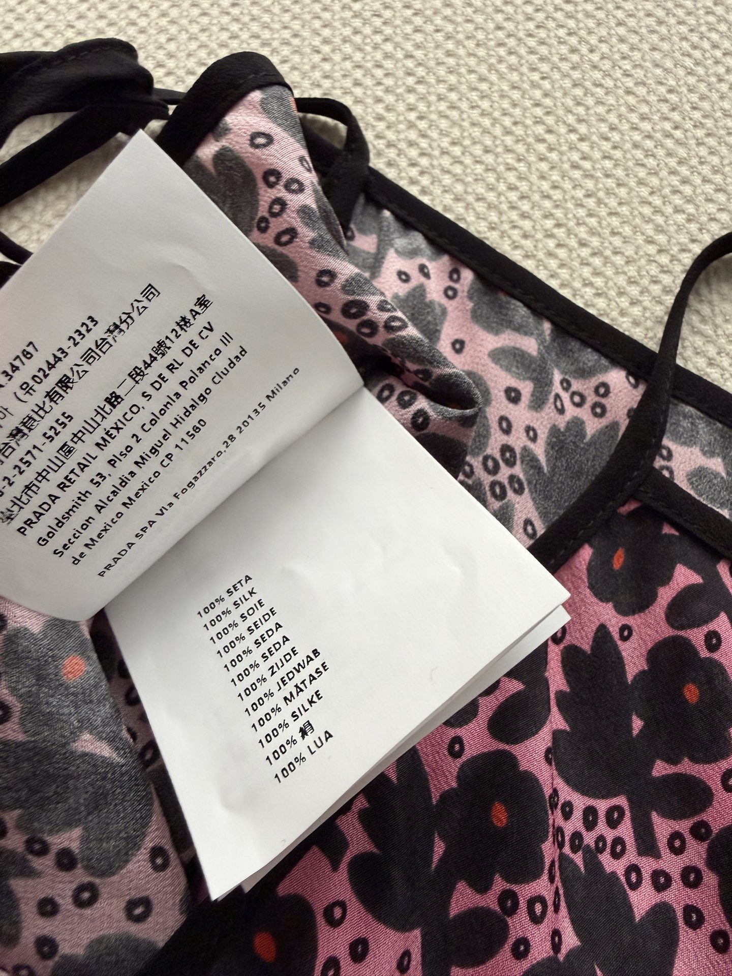 𝐌𝐢𝐮𝐌𝐢*🆕26重磅桑蚕丝碎花V领连衣裙定制碎花元素搭配短袖收腰版型，上身纯欲风氛围感满满！收腰包臀鱼