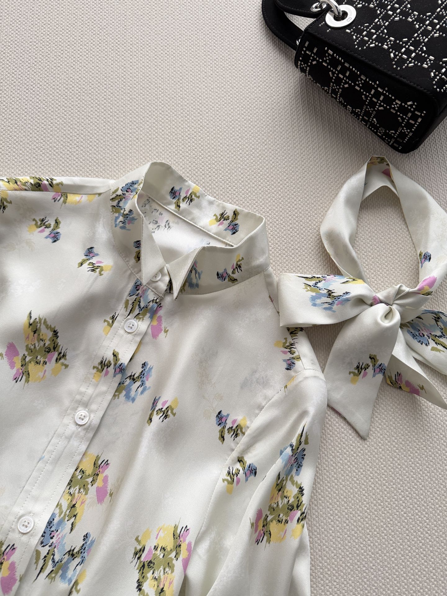 Dio*🆕真丝连衣裙👗，2026夏季新款缎面碎花连衣裙，复古短袖设计，轻盈缎面材质，触感柔滑有光泽✨。白