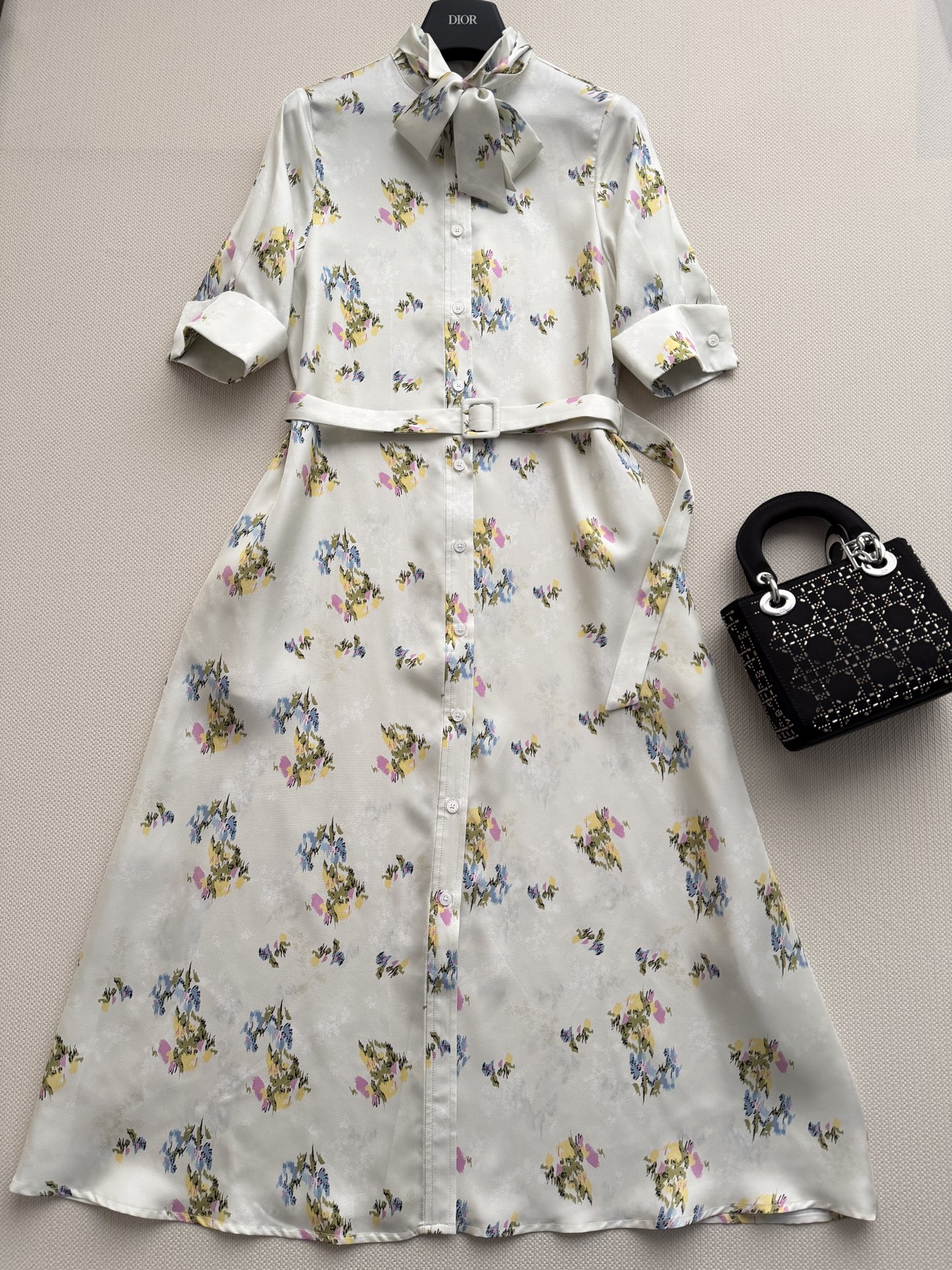 Dio*🆕真丝连衣裙👗，2026夏季新款缎面碎花连衣裙，复古短袖设计，轻盈缎面材质，触感柔滑有光泽✨。白