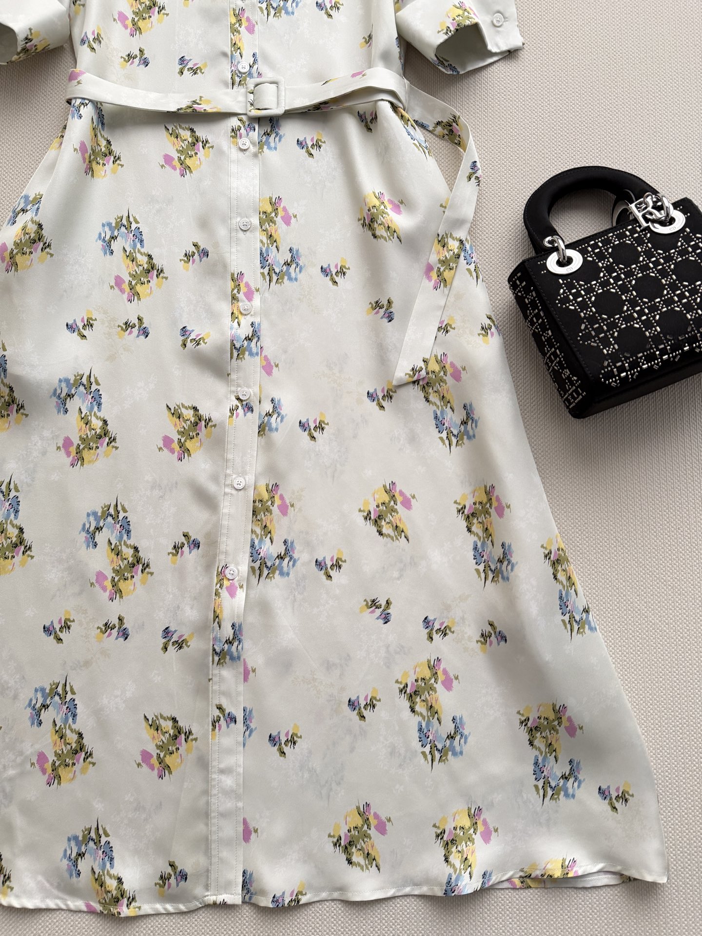 Dio*🆕真丝连衣裙👗，2026夏季新款缎面碎花连衣裙，复古短袖设计，轻盈缎面材质，触感柔滑有光泽✨。白
