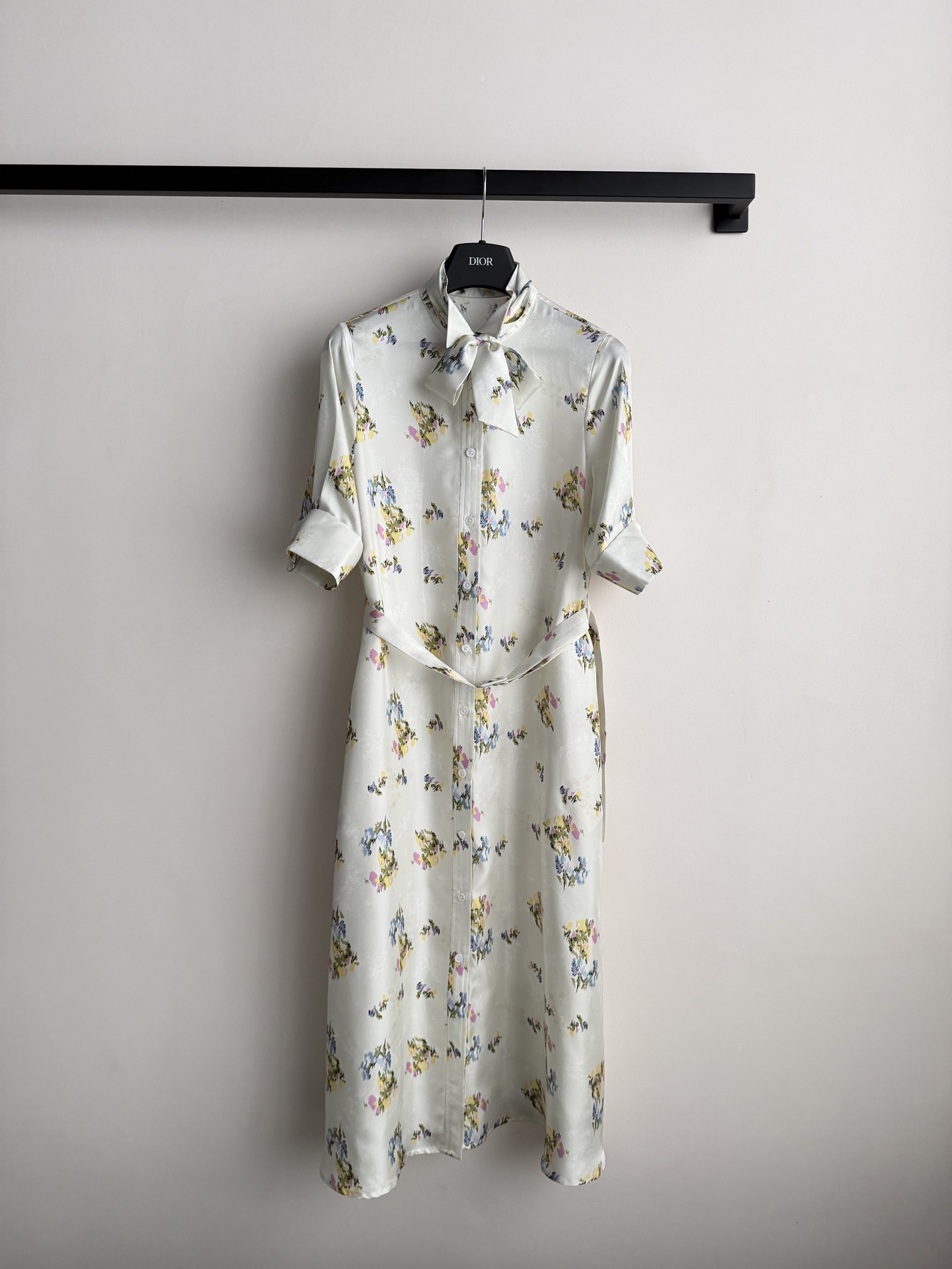 Dio*🆕真丝连衣裙👗，2026夏季新款缎面碎花连衣裙，复古短袖设计，轻盈缎面材质，触感柔滑有光泽✨。白