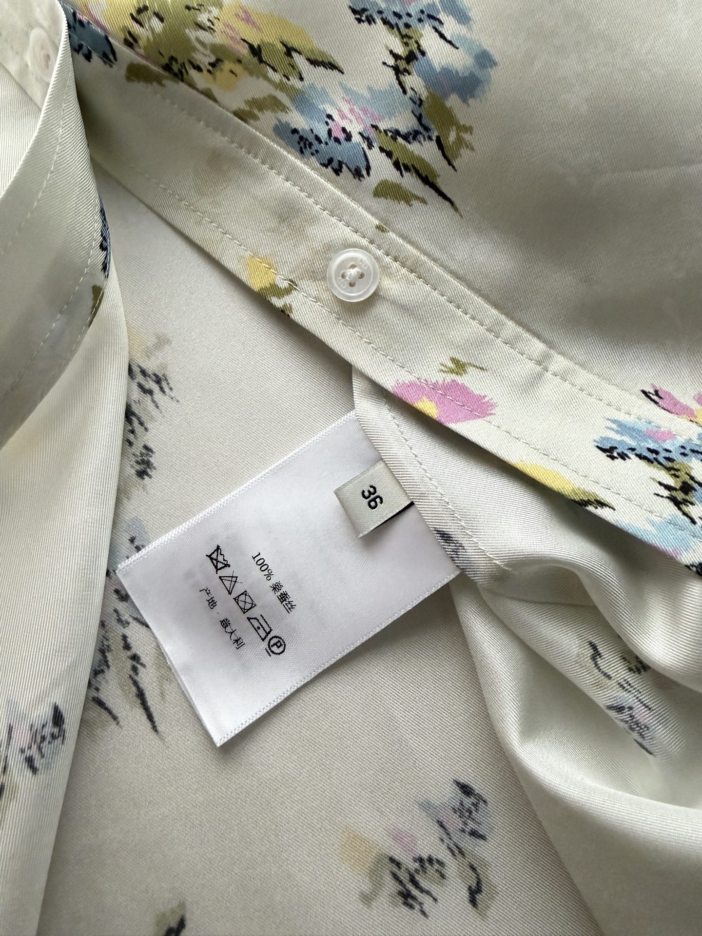 Dio*🆕真丝连衣裙👗，2026夏季新款缎面碎花连衣裙，复古短袖设计，轻盈缎面材质，触感柔滑有光泽✨。白