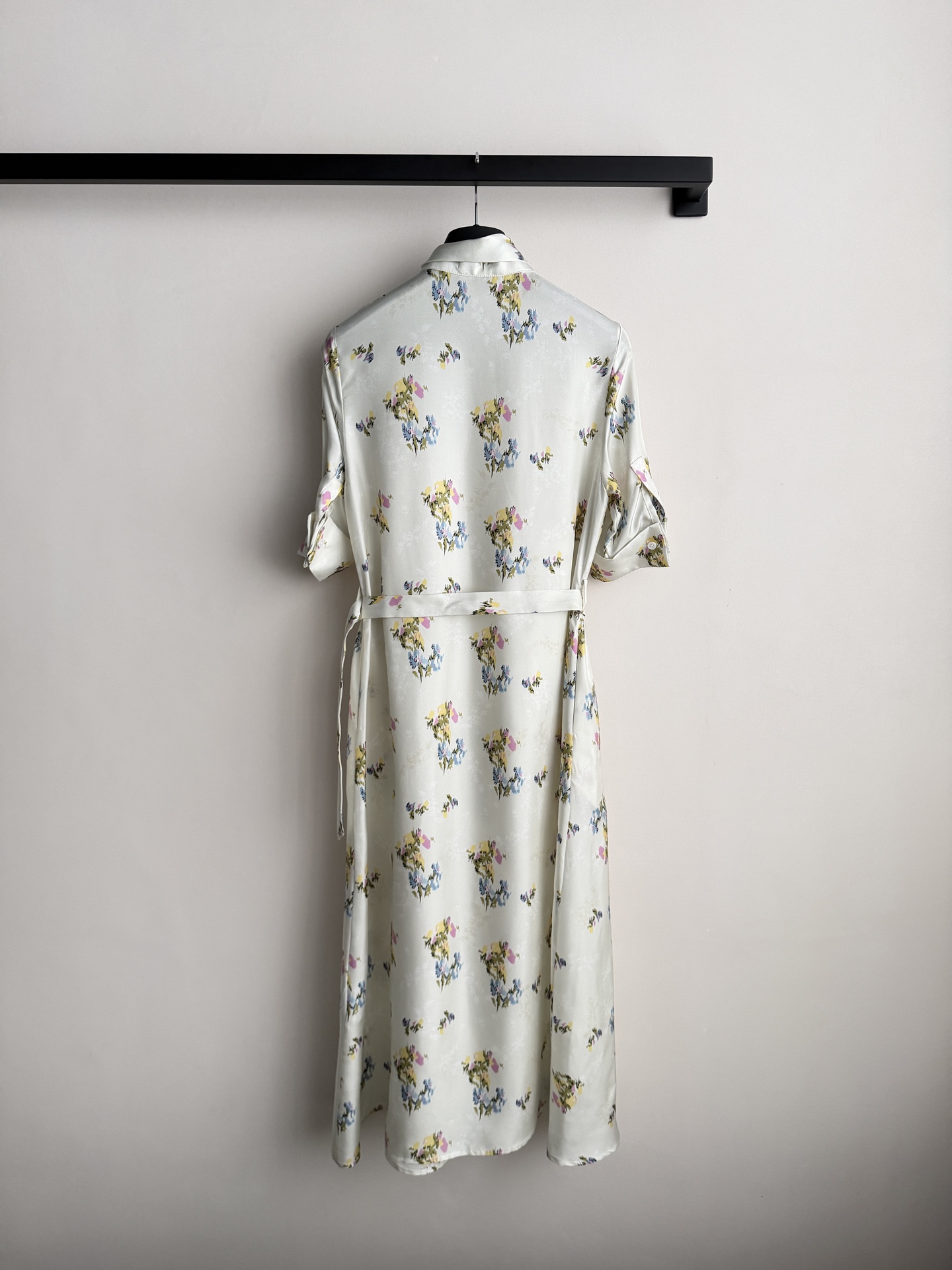 Dio*🆕真丝连衣裙👗，2026夏季新款缎面碎花连衣裙，复古短袖设计，轻盈缎面材质，触感柔滑有光泽✨。白
