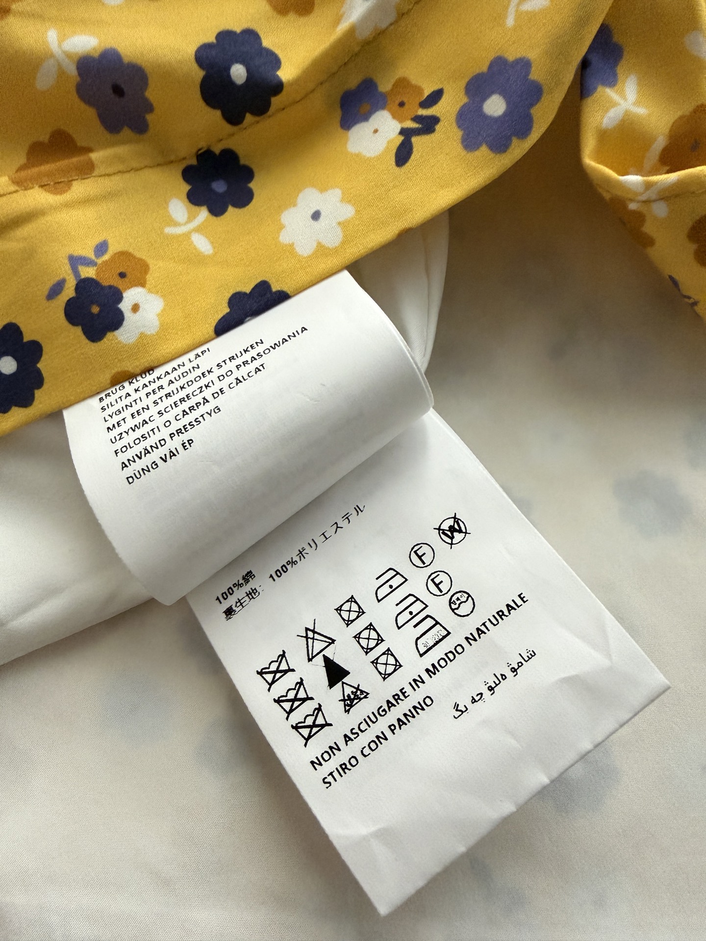MiuMi*🆕这款黄色小碎花连衣裙，明亮底色配精致碎花，夏日氛围感拉满！无袖背心+A字版型，收腰设计超显