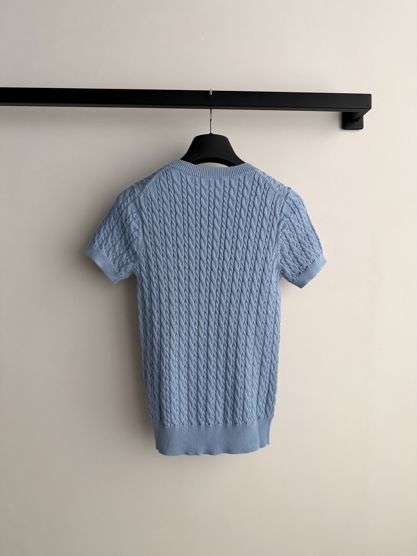 𝐃𝐢𝐨*🆕26new🪄刺绣徽标麻花纹针织短袖💙💙💙延续品牌标志性的优雅少女设计语言，采用立体麻花纹织法，