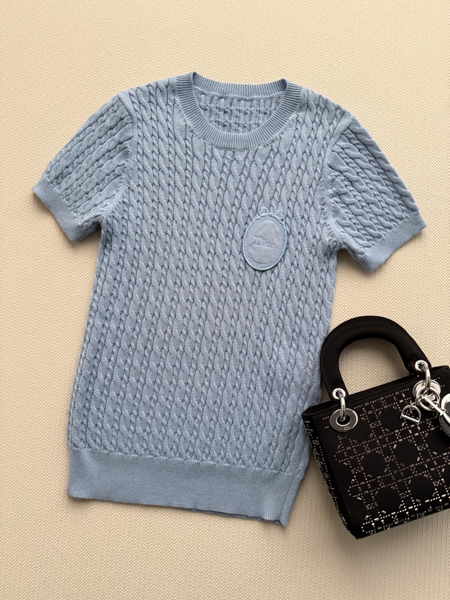 𝐃𝐢𝐨*🆕26new🪄刺绣徽标麻花纹针织短袖💙💙💙延续品牌标志性的优雅少女设计语言，采用立体麻花纹织法，