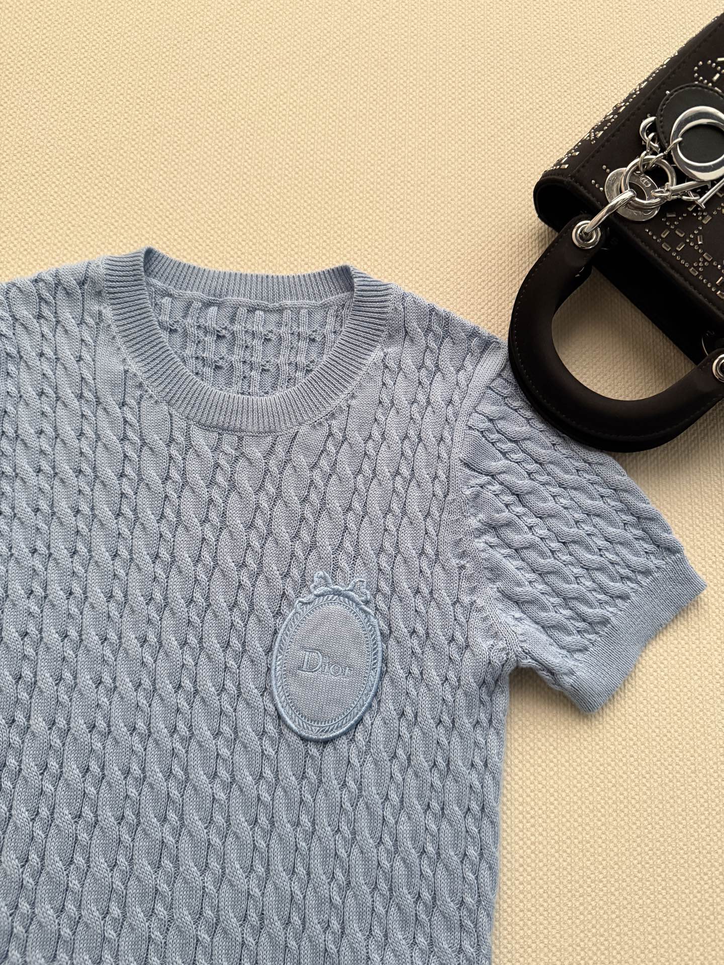 𝐃𝐢𝐨*🆕26new🪄刺绣徽标麻花纹针织短袖💙💙💙延续品牌标志性的优雅少女设计语言，采用立体麻花纹织法，
