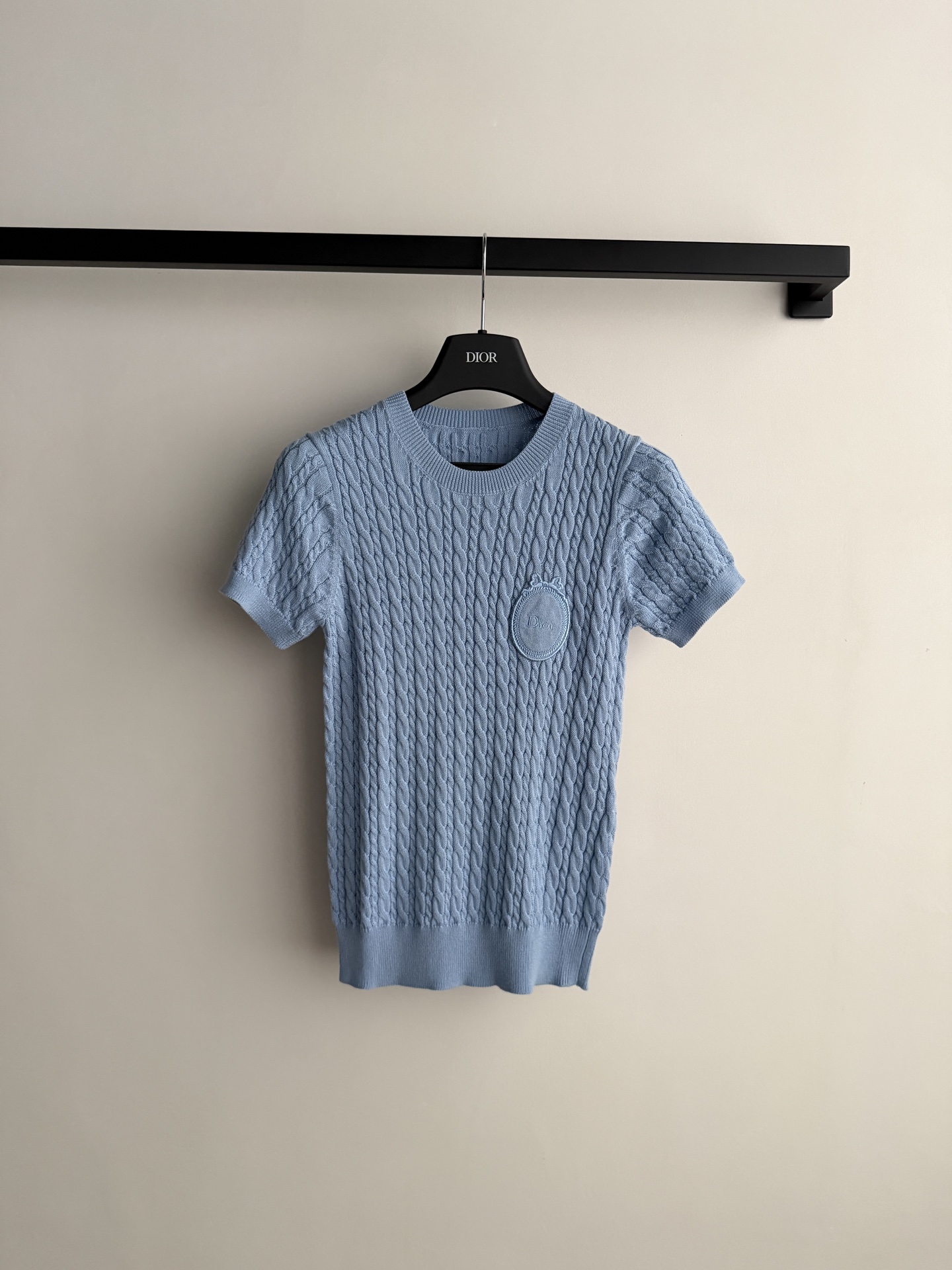 𝐃𝐢𝐨*🆕26new🪄刺绣徽标麻花纹针织短袖💙💙💙延续品牌标志性的优雅少女设计语言，采用立体麻花纹织法，