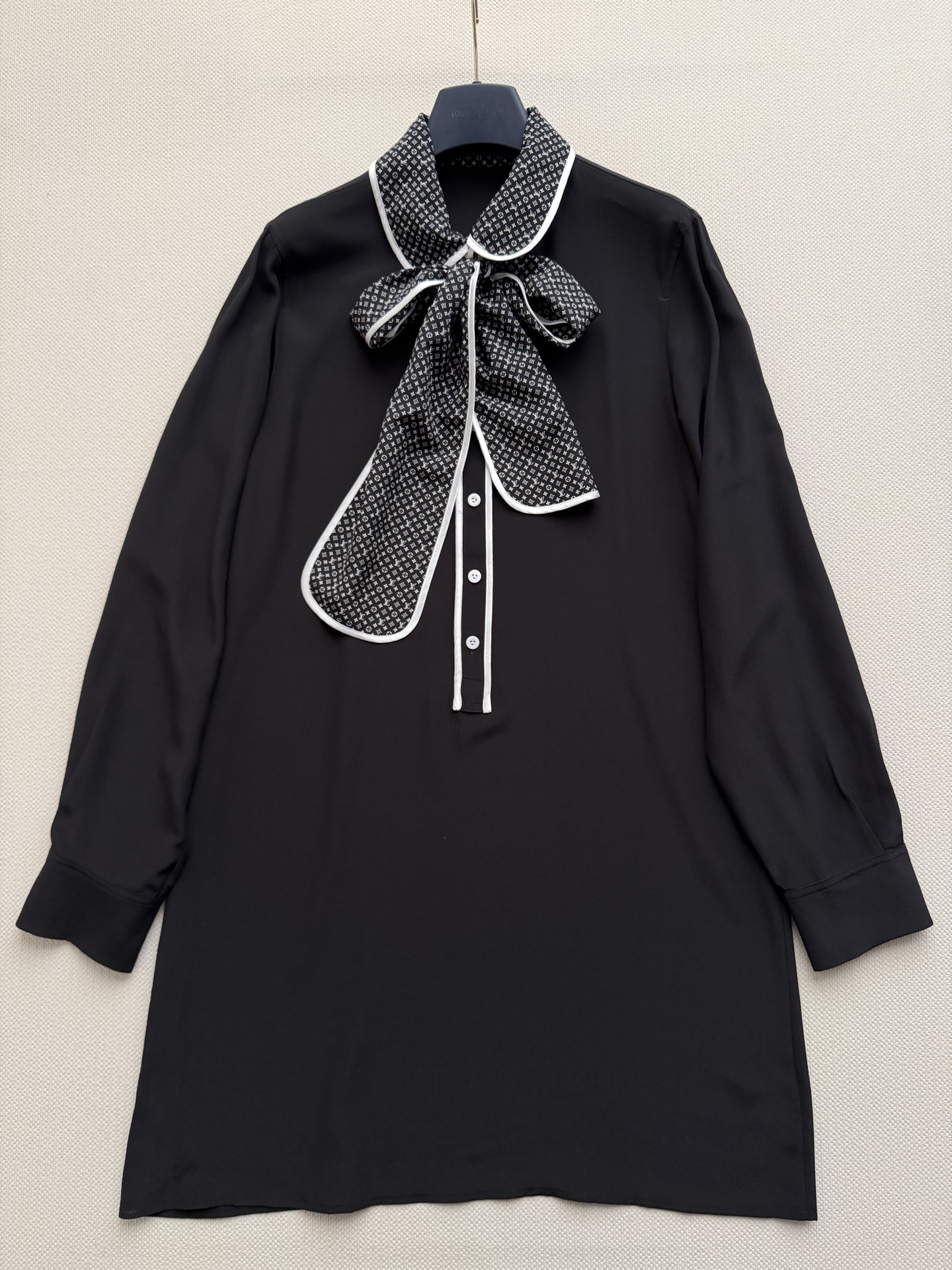 LouisVuitto*🆕2026春夏黑色拼老花飘带连衣裙，经典Monogram老花+黑色主色，低调又奢