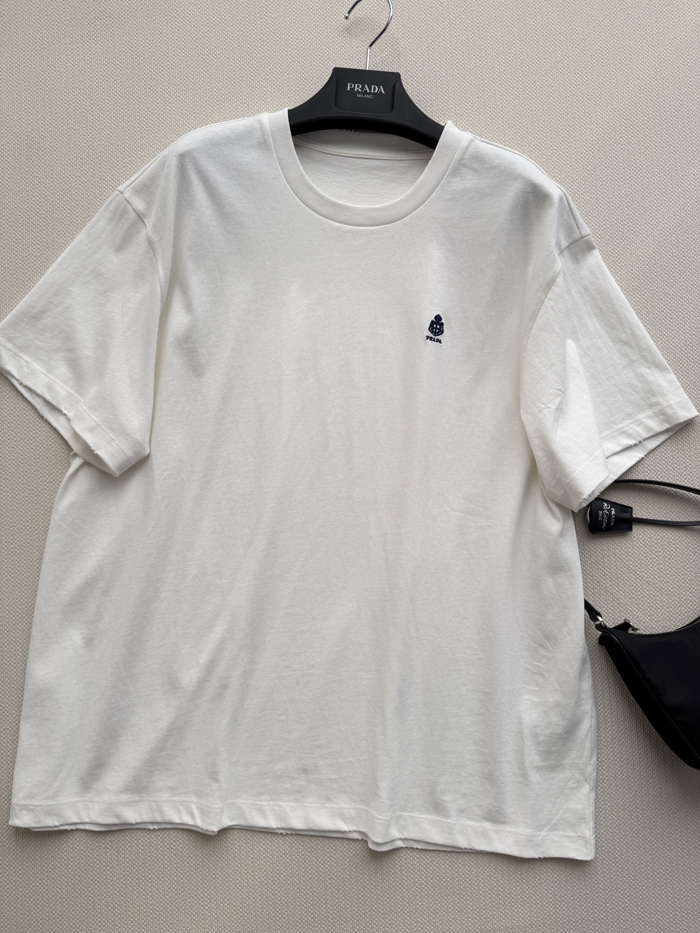 Prad*🆕刺绣小标T恤，采用纯棉面料，柔软透气，穿着超舒适！胸口刺绣logo，简约又有辨识度✨。宽松版