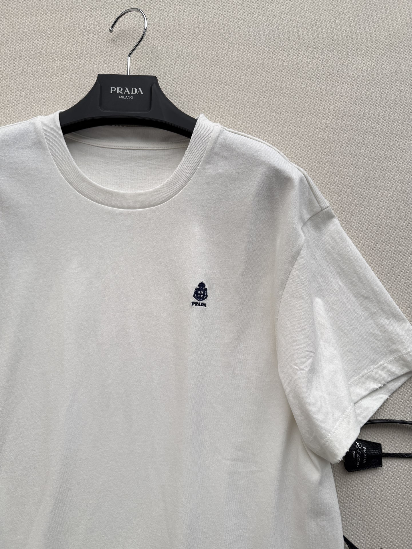 Prad*🆕刺绣小标T恤，采用纯棉面料，柔软透气，穿着超舒适！胸口刺绣logo，简约又有辨识度✨。宽松版