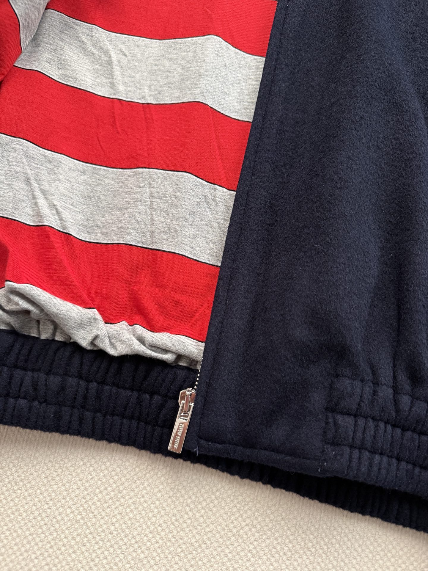 Miu Mi*🆕藏青色连帽拉链夹克，经典藏青底色打造复古学院风，撞色连帽设计增添灵动活力，翻领拉链门襟利