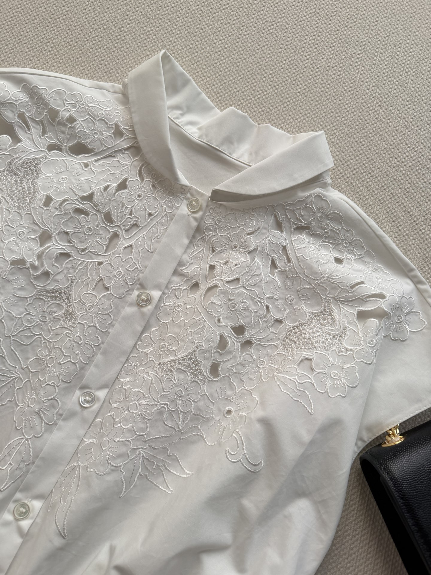 Valentin*🆕新款连衣裙👗，白月光！100%棉材质，柔软透气，夏天穿超舒服！小立领+胸前镂空刺绣，