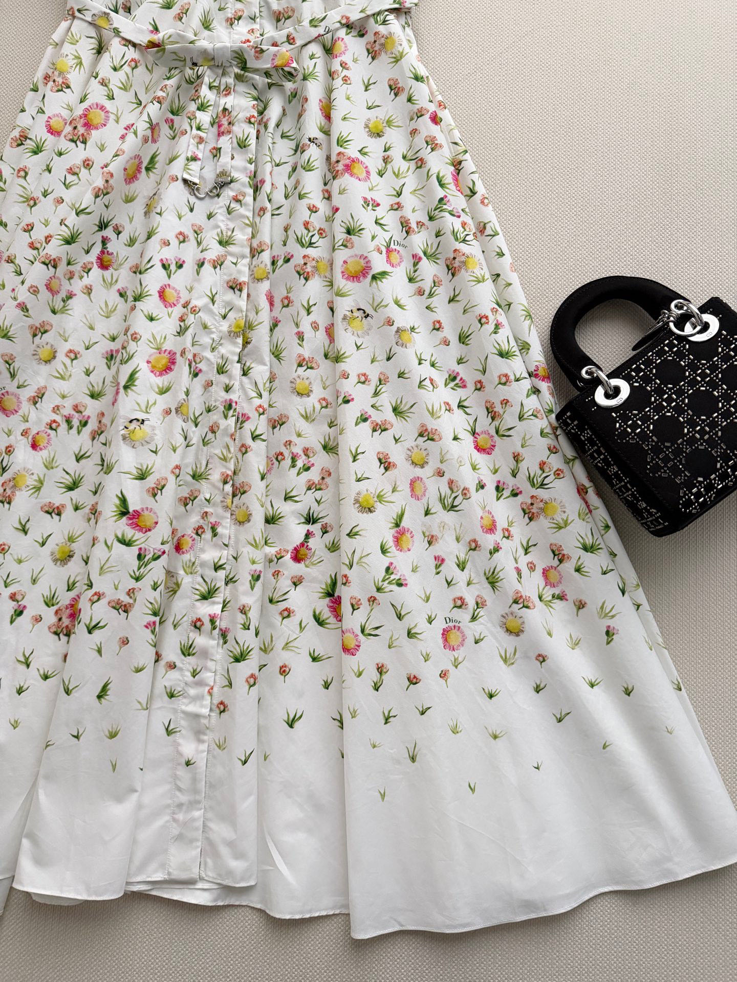 Dio*🆕2026春夏系列印花连衣裙，棉质面料柔软舒适，高领+半袖设计，法式优雅感满满✨。白色底配花卉印