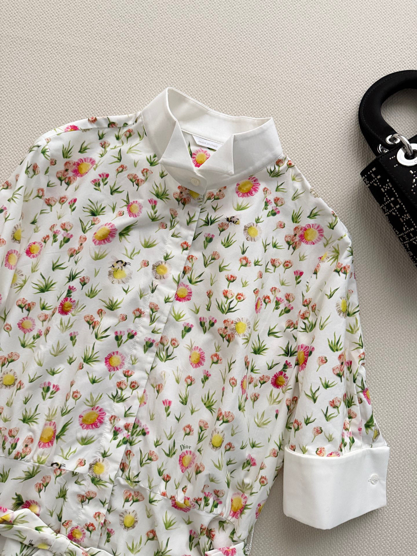 Dio*🆕2026春夏系列印花连衣裙，棉质面料柔软舒适，高领+半袖设计，法式优雅感满满✨。白色底配花卉印