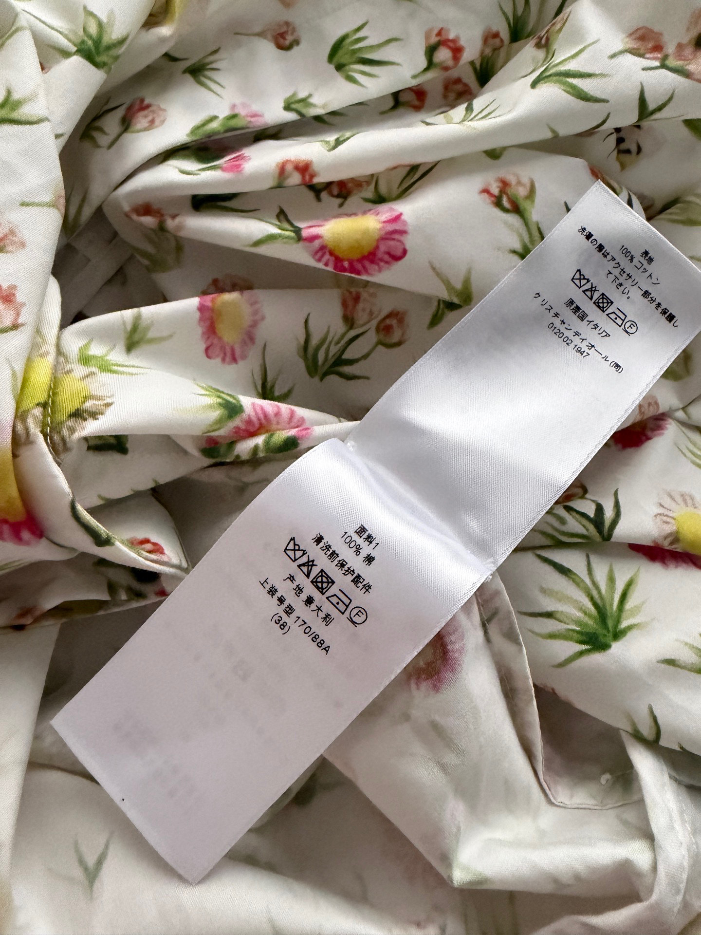 Dio*🆕2026春夏系列印花连衣裙，棉质面料柔软舒适，高领+半袖设计，法式优雅感满满✨。白色底配花卉印