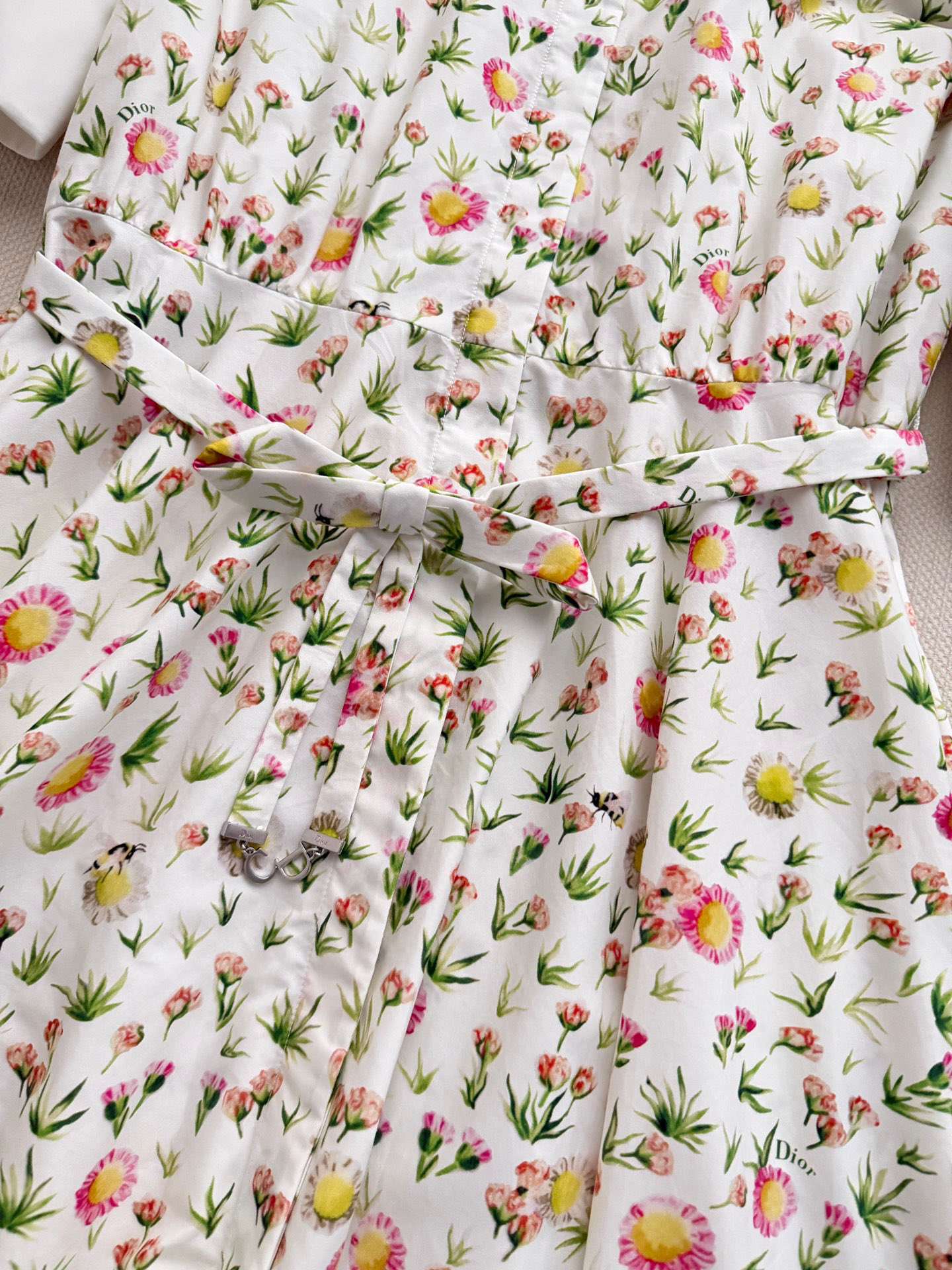 Dio*🆕2026春夏系列印花连衣裙，棉质面料柔软舒适，高领+半袖设计，法式优雅感满满✨。白色底配花卉印