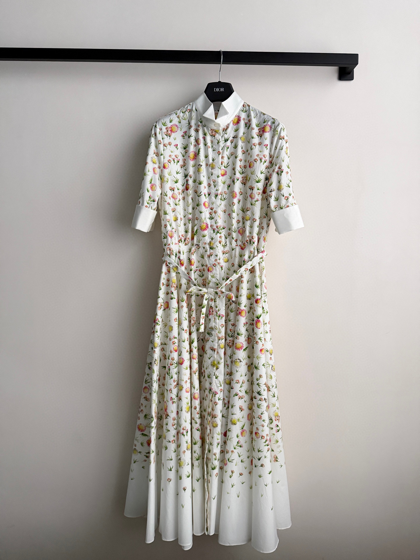 Dio*🆕2026春夏系列印花连衣裙，棉质面料柔软舒适，高领+半袖设计，法式优雅感满满✨。白色底配花卉印