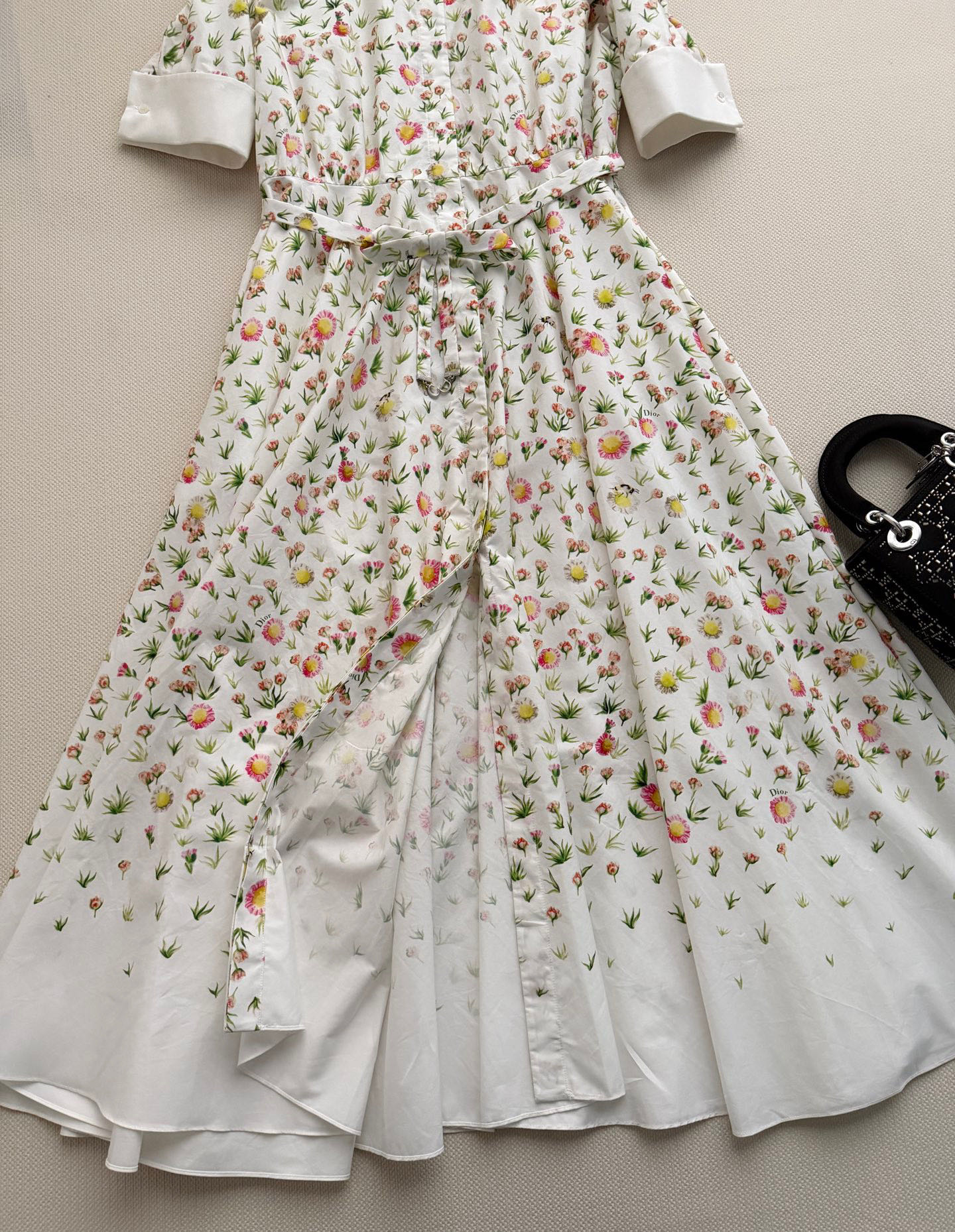 Dio*🆕2026春夏系列印花连衣裙，棉质面料柔软舒适，高领+半袖设计，法式优雅感满满✨。白色底配花卉印