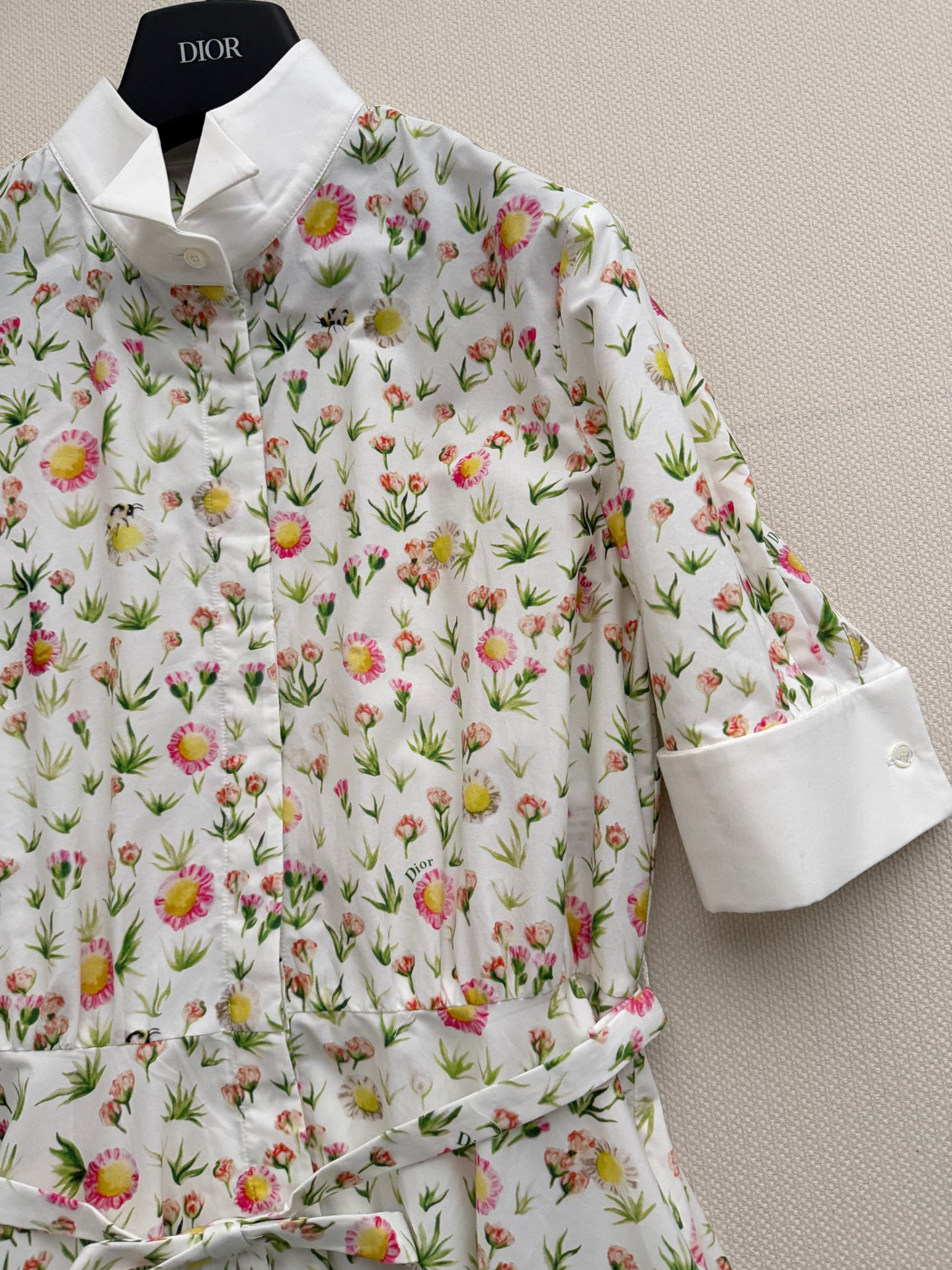 Dio*🆕2026春夏系列印花连衣裙，棉质面料柔软舒适，高领+半袖设计，法式优雅感满满✨。白色底配花卉印