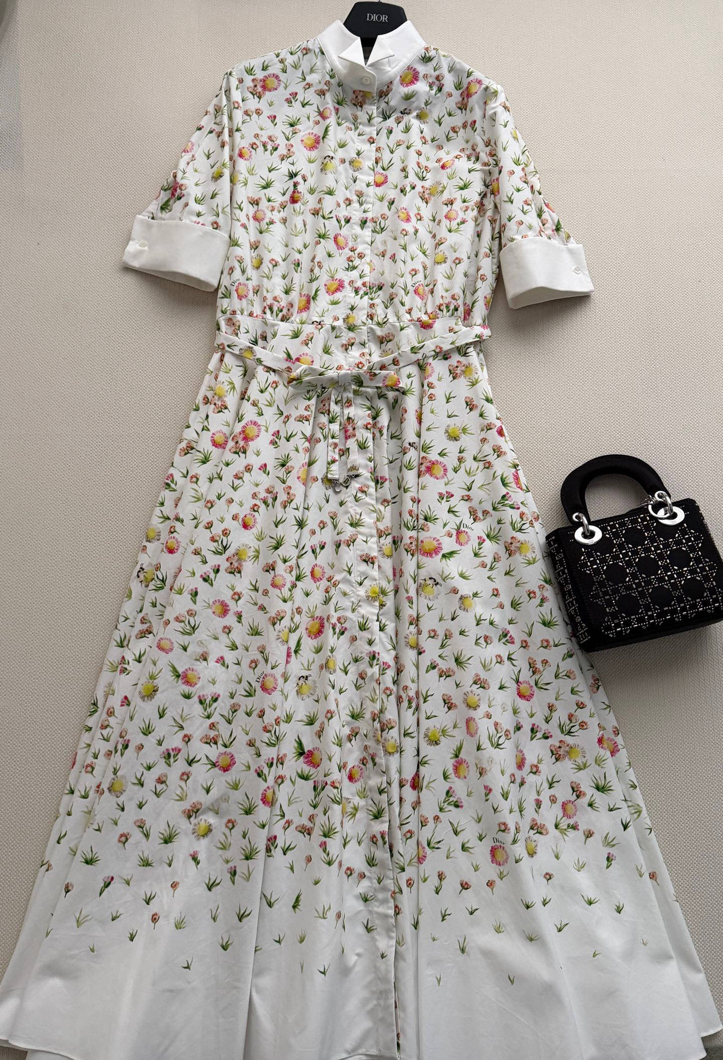 Dio*🆕2026春夏系列印花连衣裙，棉质面料柔软舒适，高领+半袖设计，法式优雅感满满✨。白色底配花卉印