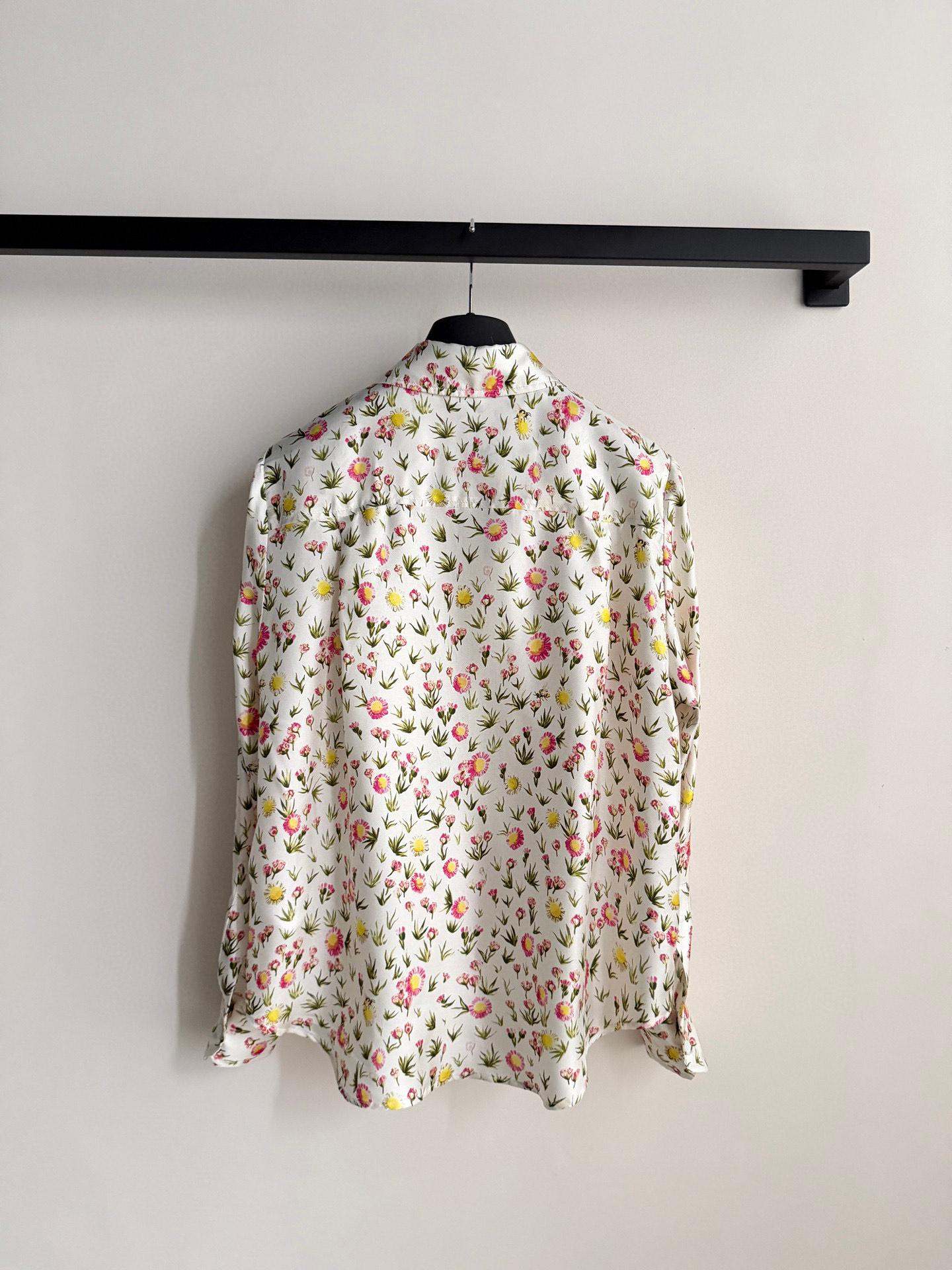 Dio*🆕 26春夏Daisy Garden印花衬衫，桑蚕丝斜纹面料，轻盈柔滑，穿着超舒适！满版小花图案