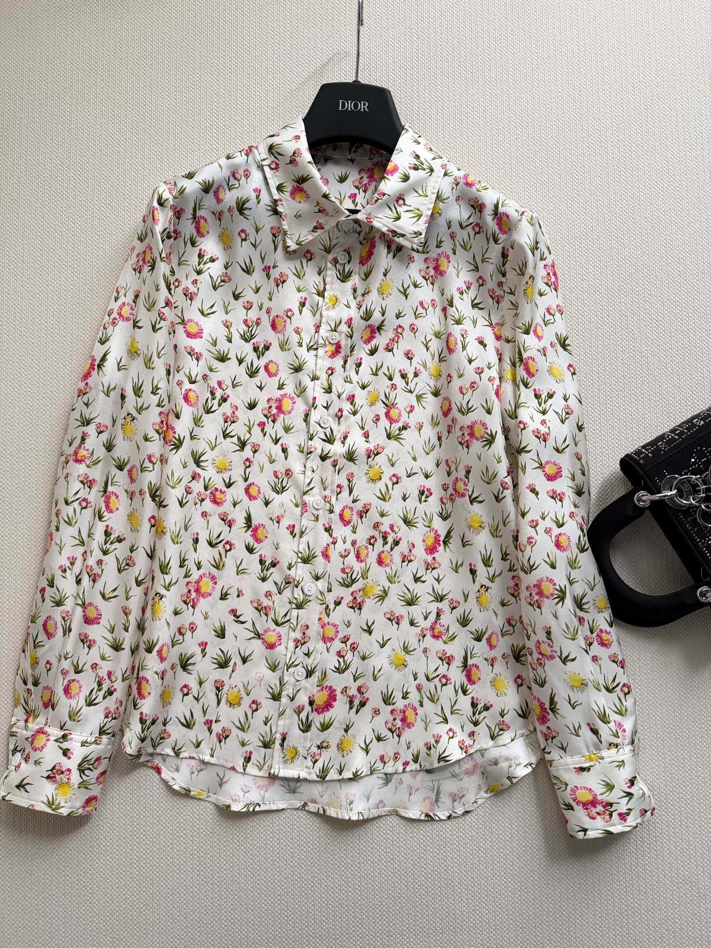 Dio*🆕 26春夏Daisy Garden印花衬衫，桑蚕丝斜纹面料，轻盈柔滑，穿着超舒适！满版小花图案