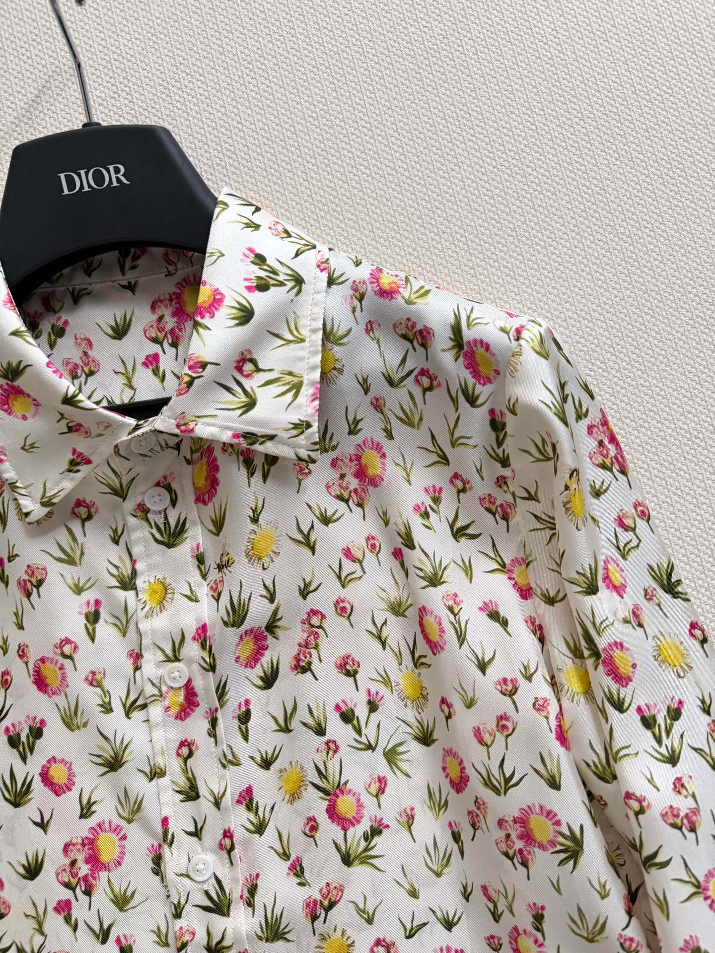 Dio*🆕 26春夏Daisy Garden印花衬衫，桑蚕丝斜纹面料，轻盈柔滑，穿着超舒适！满版小花图案