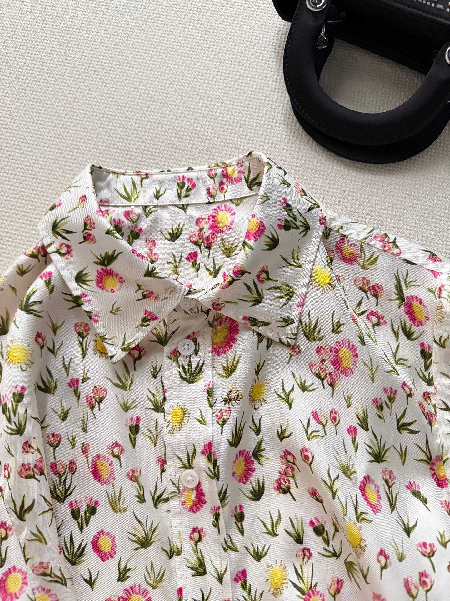 Dio*🆕 26春夏Daisy Garden印花衬衫，桑蚕丝斜纹面料，轻盈柔滑，穿着超舒适！满版小花图案