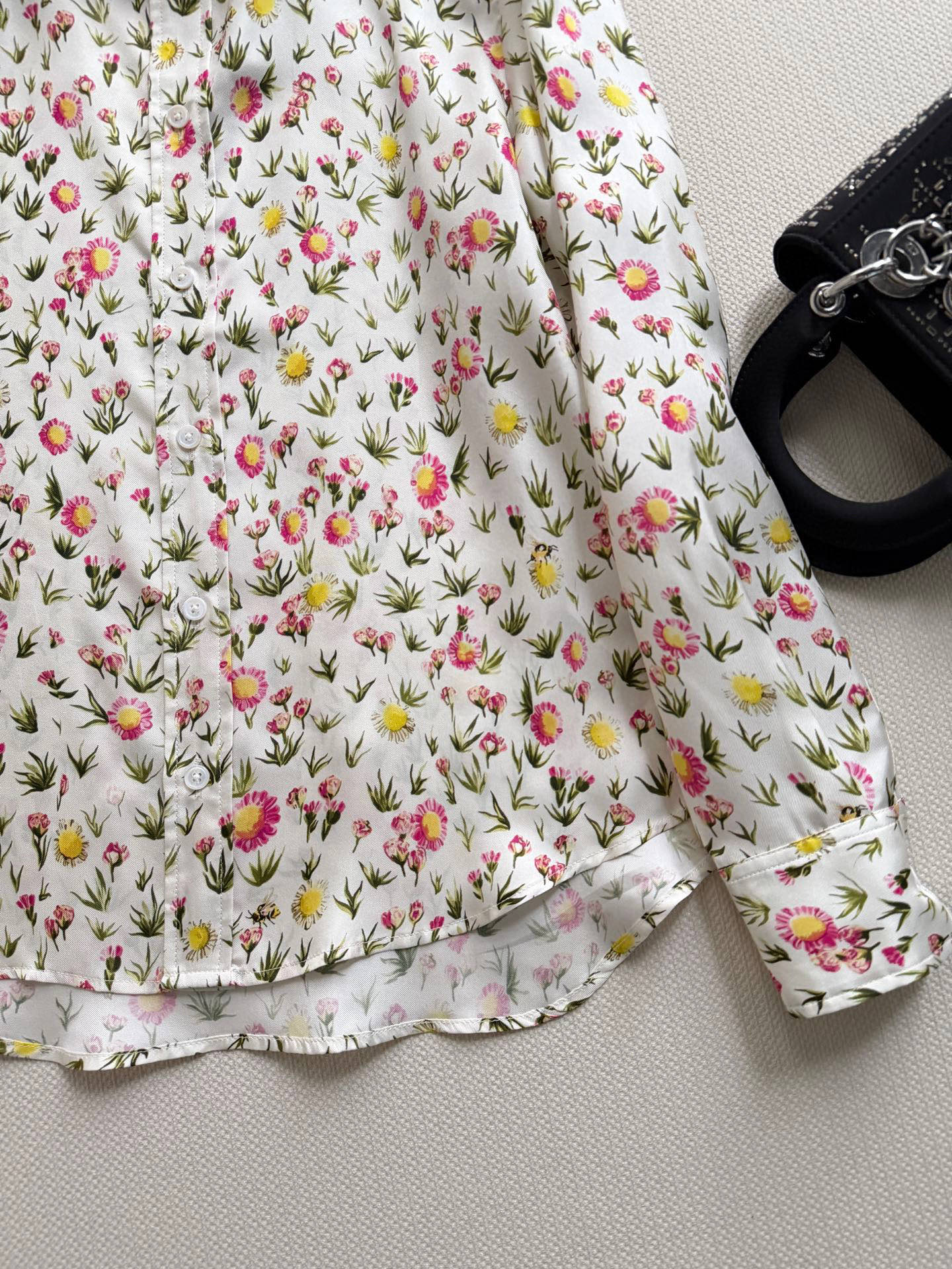 Dio*🆕 26春夏Daisy Garden印花衬衫，桑蚕丝斜纹面料，轻盈柔滑，穿着超舒适！满版小花图案