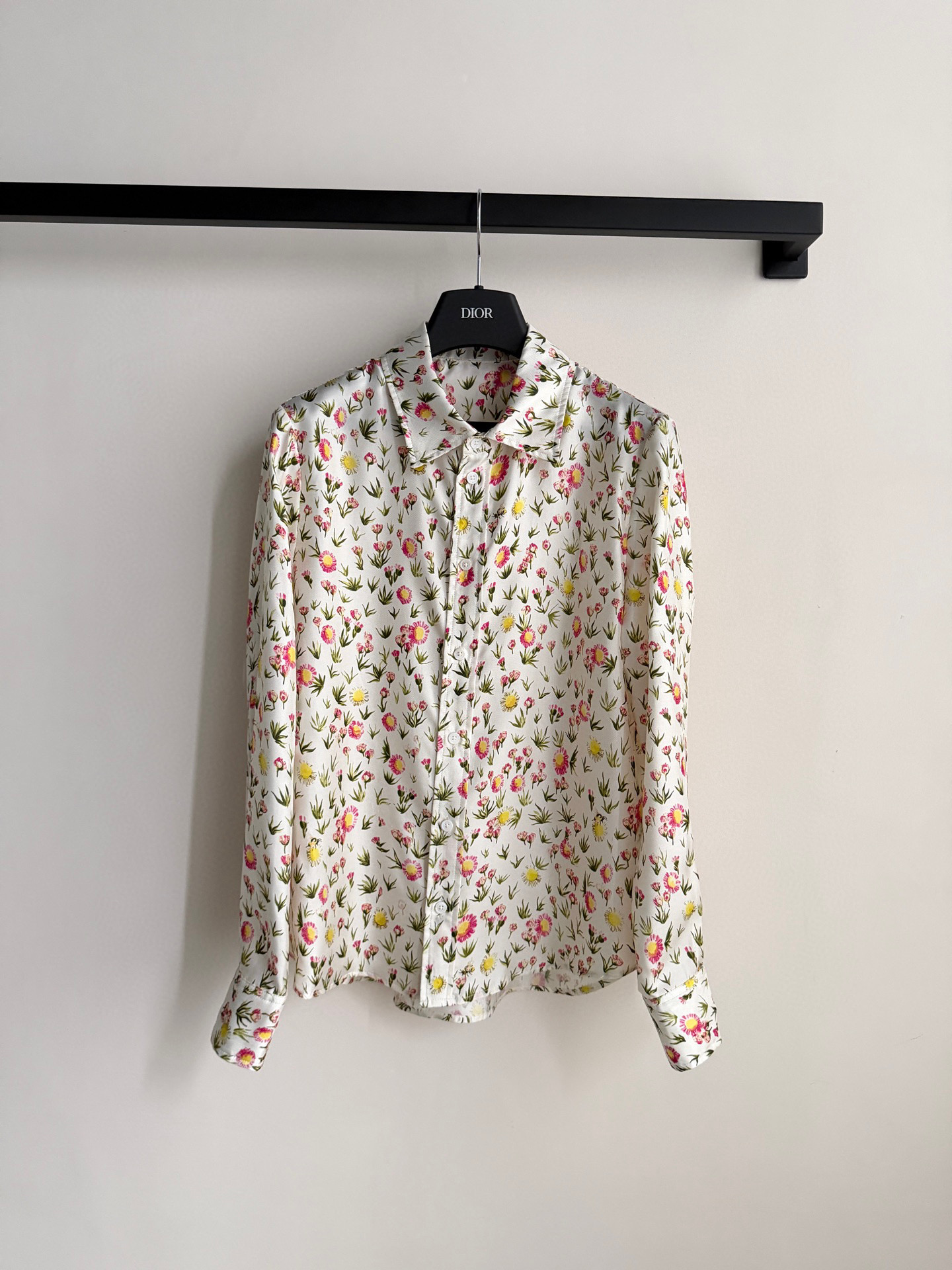 Dio*🆕 26春夏Daisy Garden印花衬衫，桑蚕丝斜纹面料，轻盈柔滑，穿着超舒适！满版小花图案