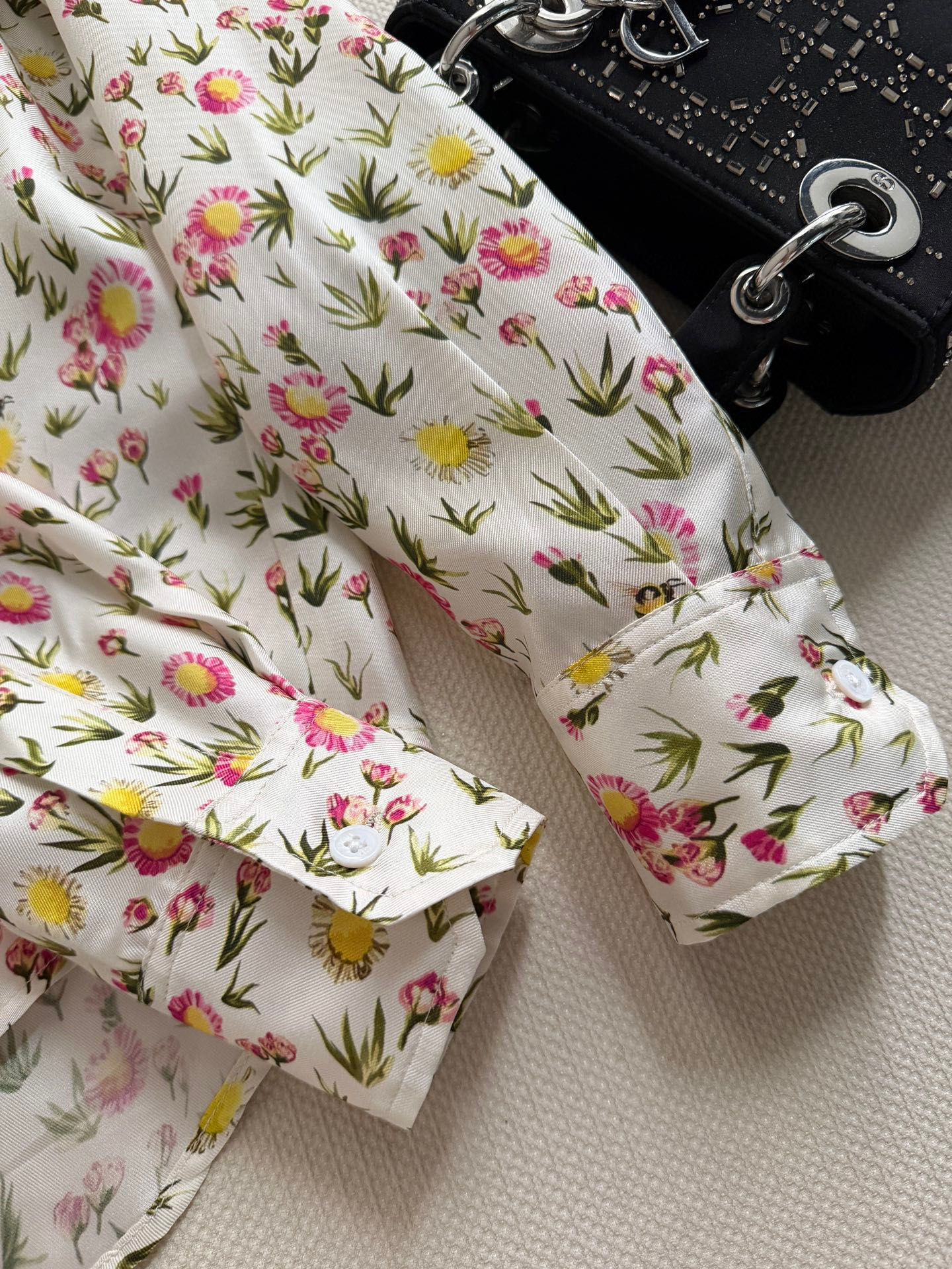 Dio*🆕 26春夏Daisy Garden印花衬衫，桑蚕丝斜纹面料，轻盈柔滑，穿着超舒适！满版小花图案