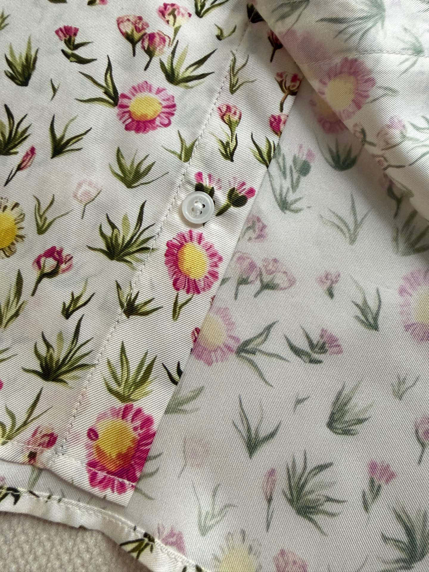 Dio*🆕 26春夏Daisy Garden印花衬衫，桑蚕丝斜纹面料，轻盈柔滑，穿着超舒适！满版小花图案