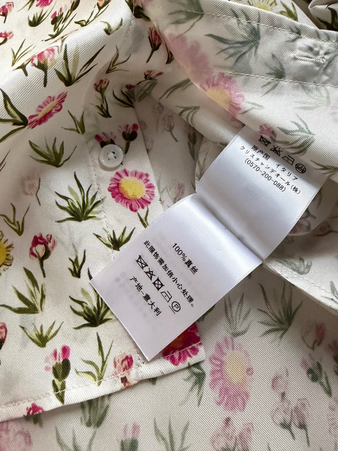 Dio*🆕 26春夏Daisy Garden印花衬衫，桑蚕丝斜纹面料，轻盈柔滑，穿着超舒适！满版小花图案