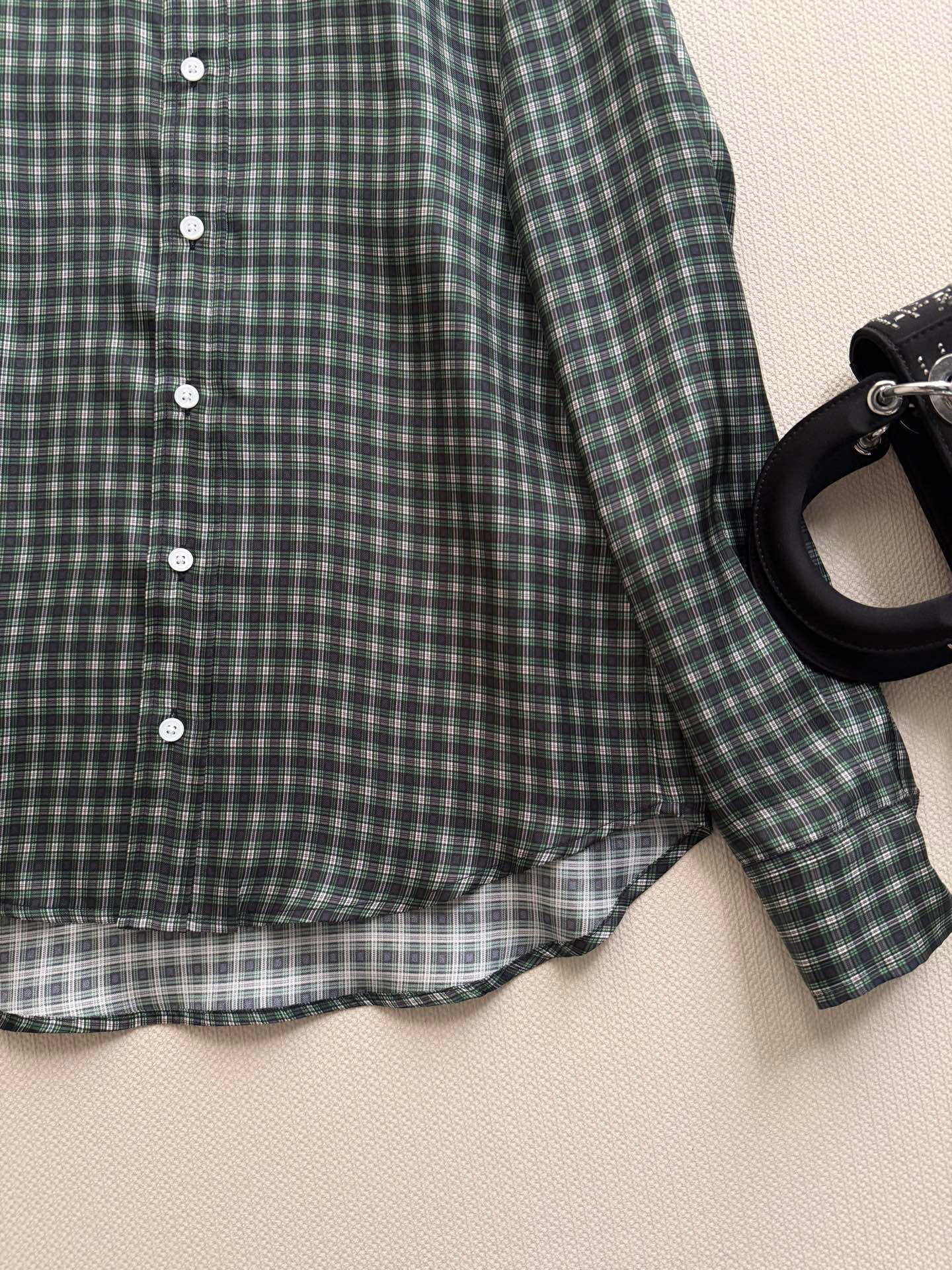 Dio*🆕2026春夏系列绿色格纹衬衫，真丝衬衫，经典格纹设计，深浅绿色交织，复古又时髦✨。高品质真丝面