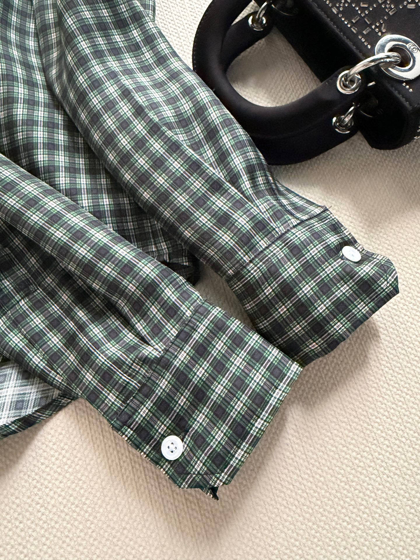 Dio*🆕2026春夏系列绿色格纹衬衫，真丝衬衫，经典格纹设计，深浅绿色交织，复古又时髦✨。高品质真丝面